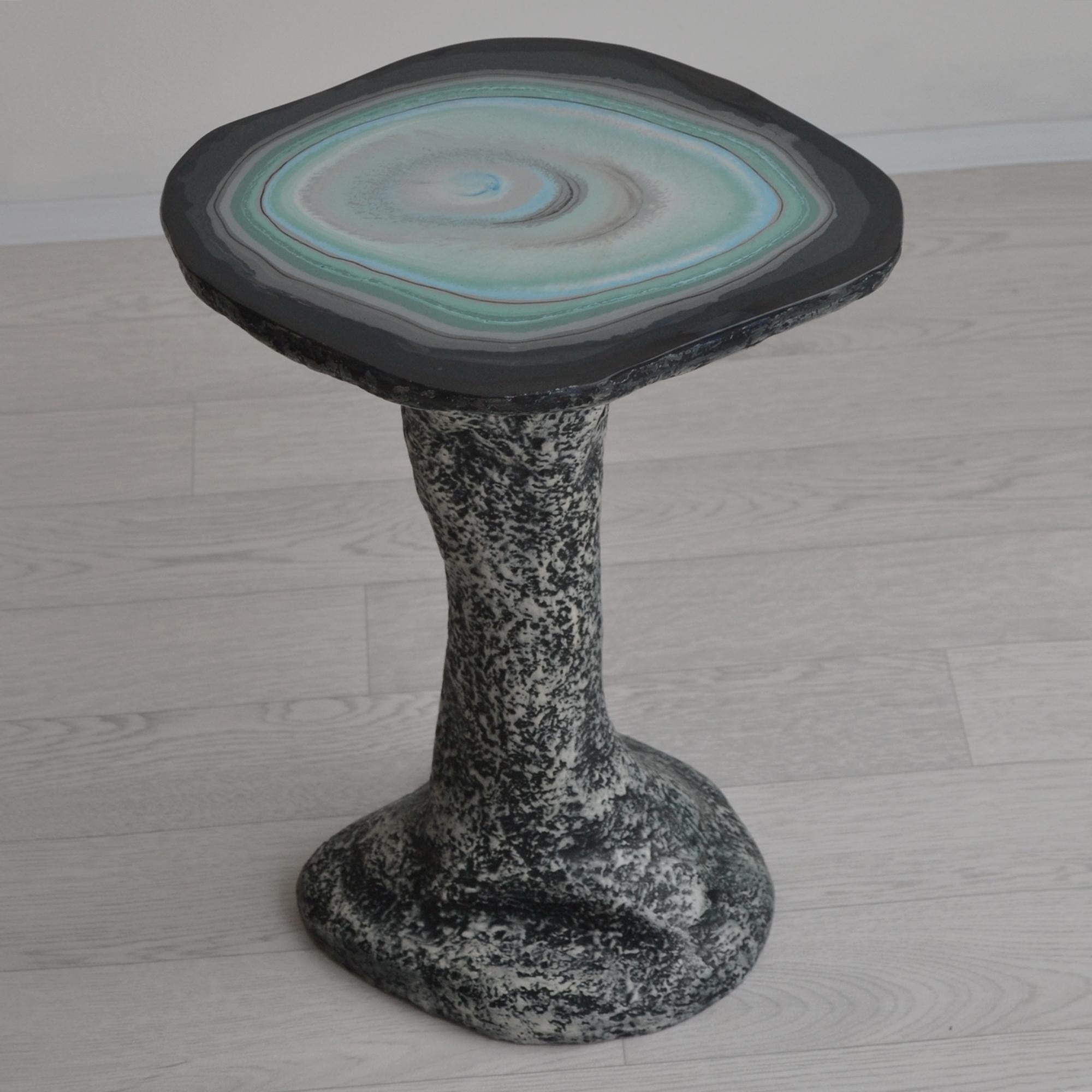 Résine Table d'appoint moderne en résine verte faite à la main en Italie par Cupioli en vente