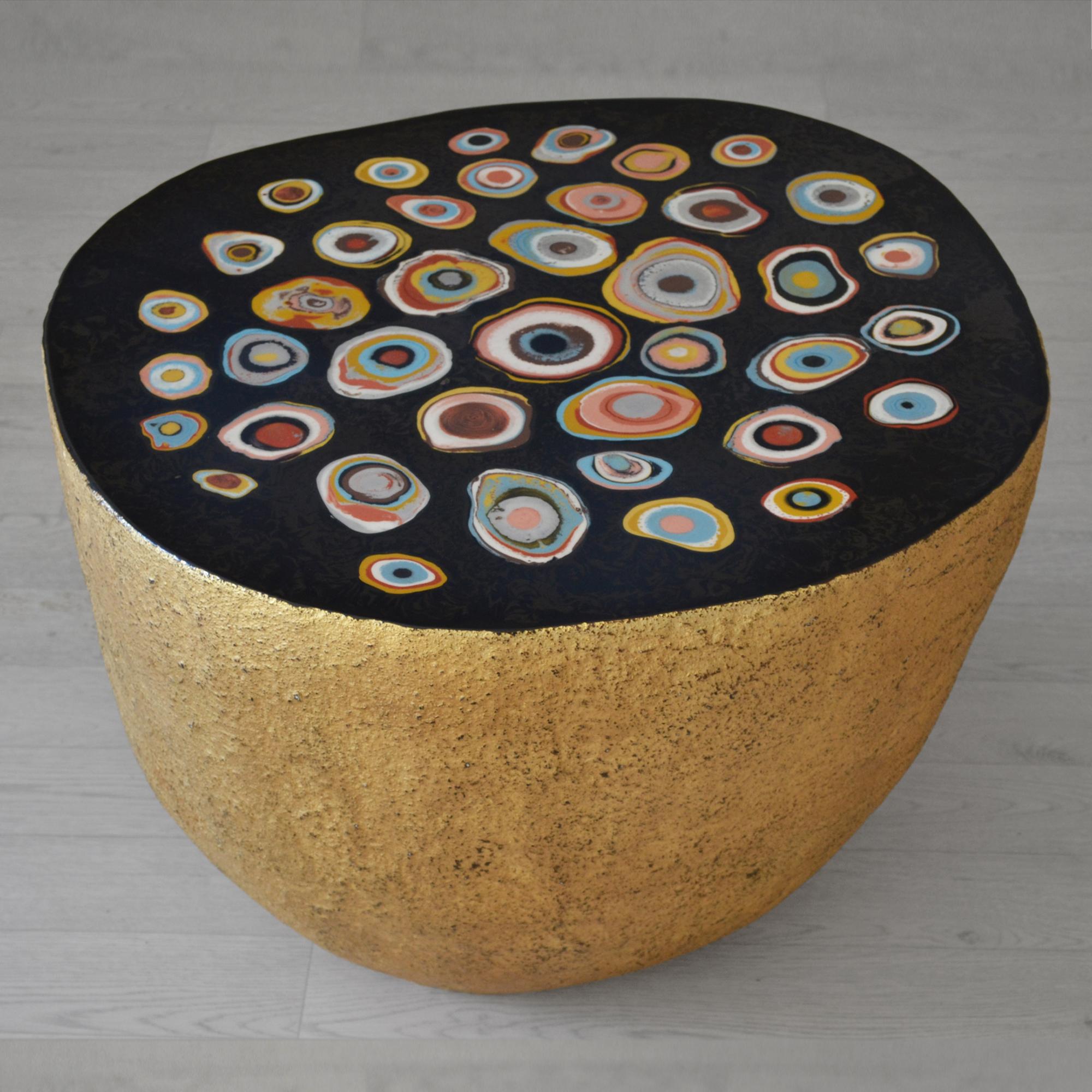 Bon Bon è una capsule collection di tavolini dalle forme arrotondate ed irregolari caratterizzate da decorazioni colorate e giocose.
La finitura esterna con texture materica contrasta con la superficie  estremamente brillante, consentendo di creare