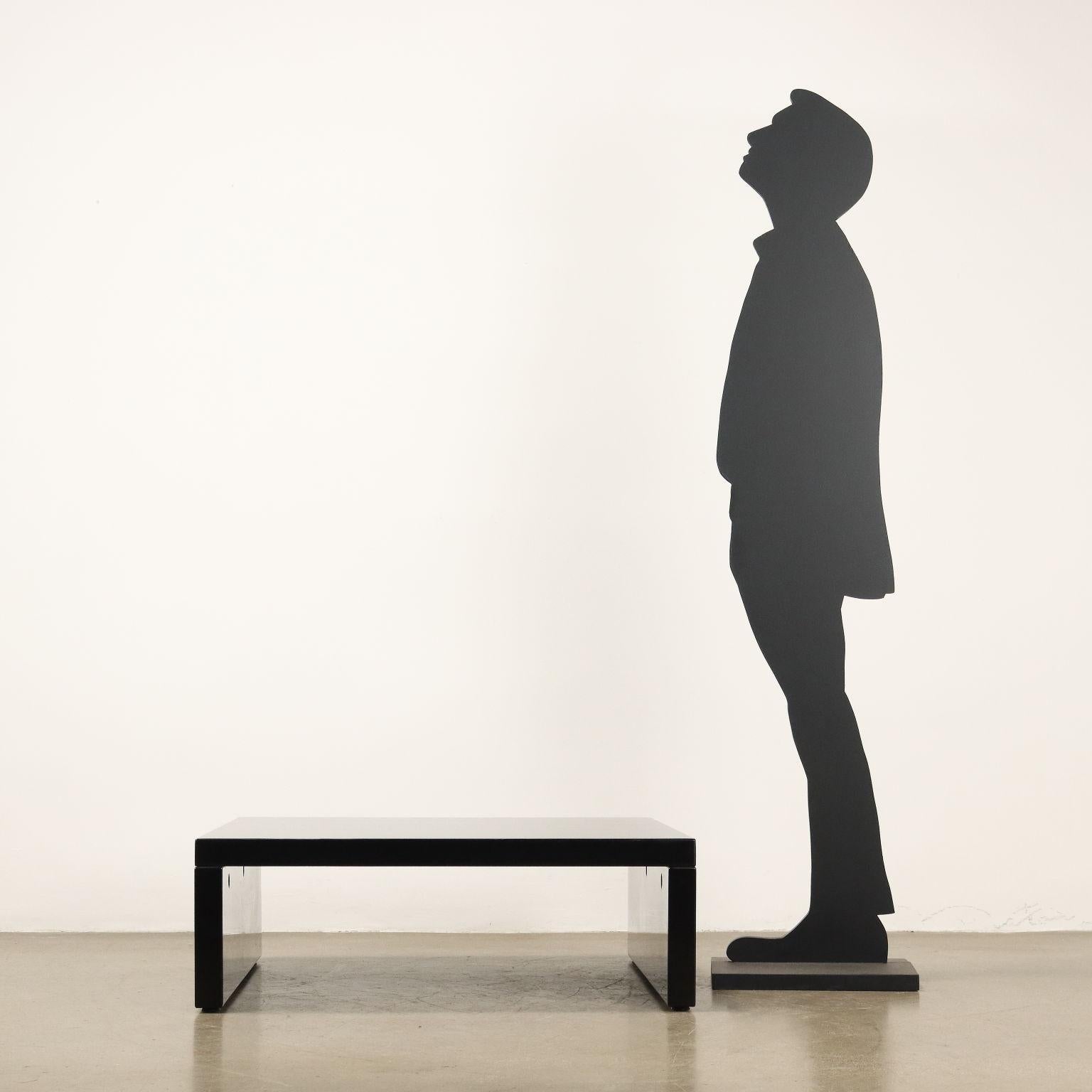 Tavolino vintage della serie Saratoga di forma quadrata con struttura in legno laccato nero. In buone condizioni generali, presenta qualche segno d'uso come visibile in foto.