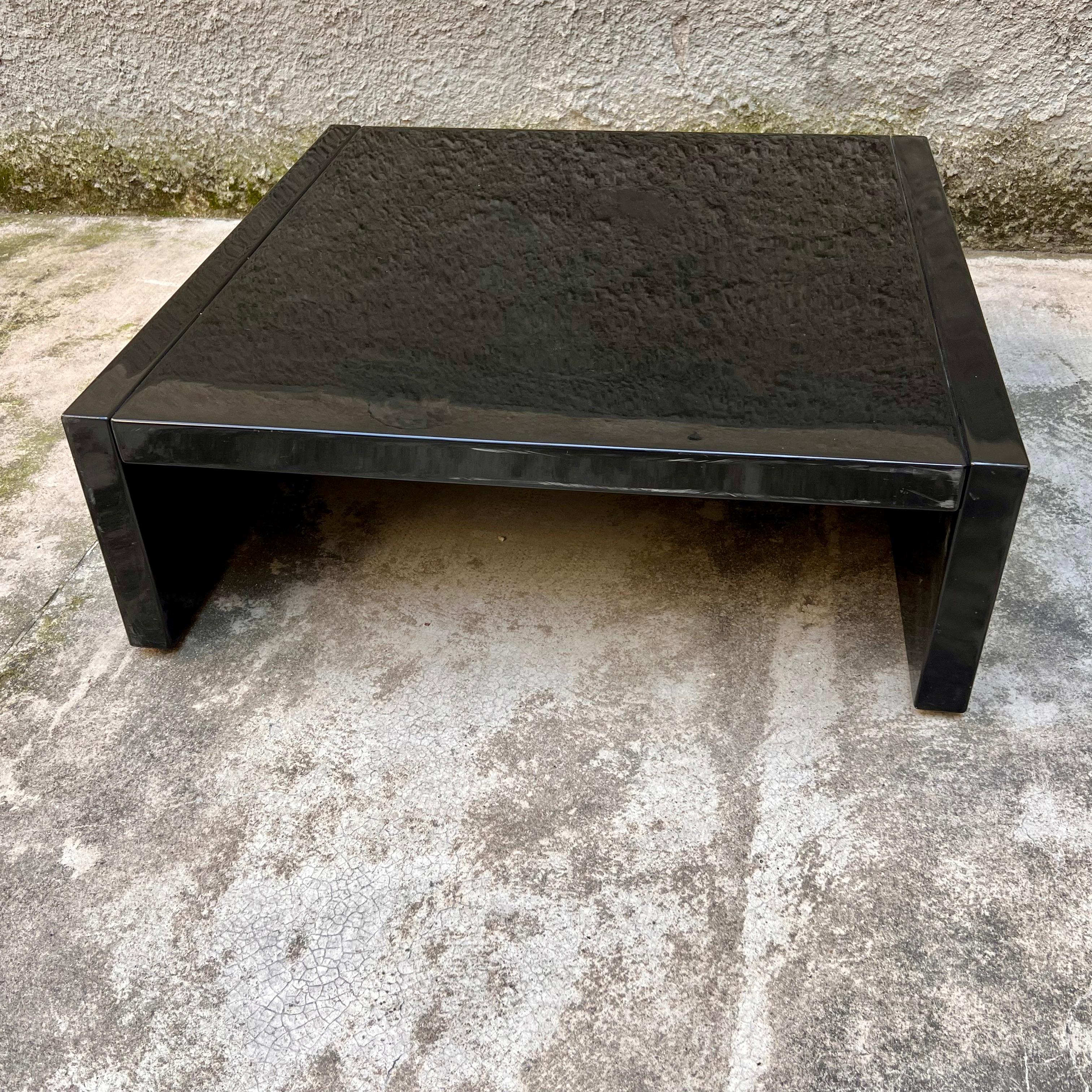 Nous proposons une élégante table de la prestigieuse ligne Saratoga, une collection iconique créée dans les années 60 par les célèbres designers Massimo et Lella Vignelli pour Poltronova. Ce tabouret incarne parfaitement l'esthétique moderniste avec