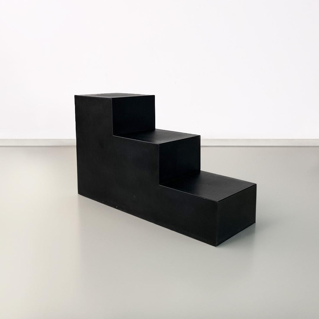 Table basse modulaire Scala avec base rectangulaire en duraplum noir.
Produit par B&B Italia vers 1970, conçu par Mario Bellini et appartenant à la célèbre série Gli Scacchi.
Étiquette au dos.
Bon état, signes d'utilisation.
Dimensions en cm