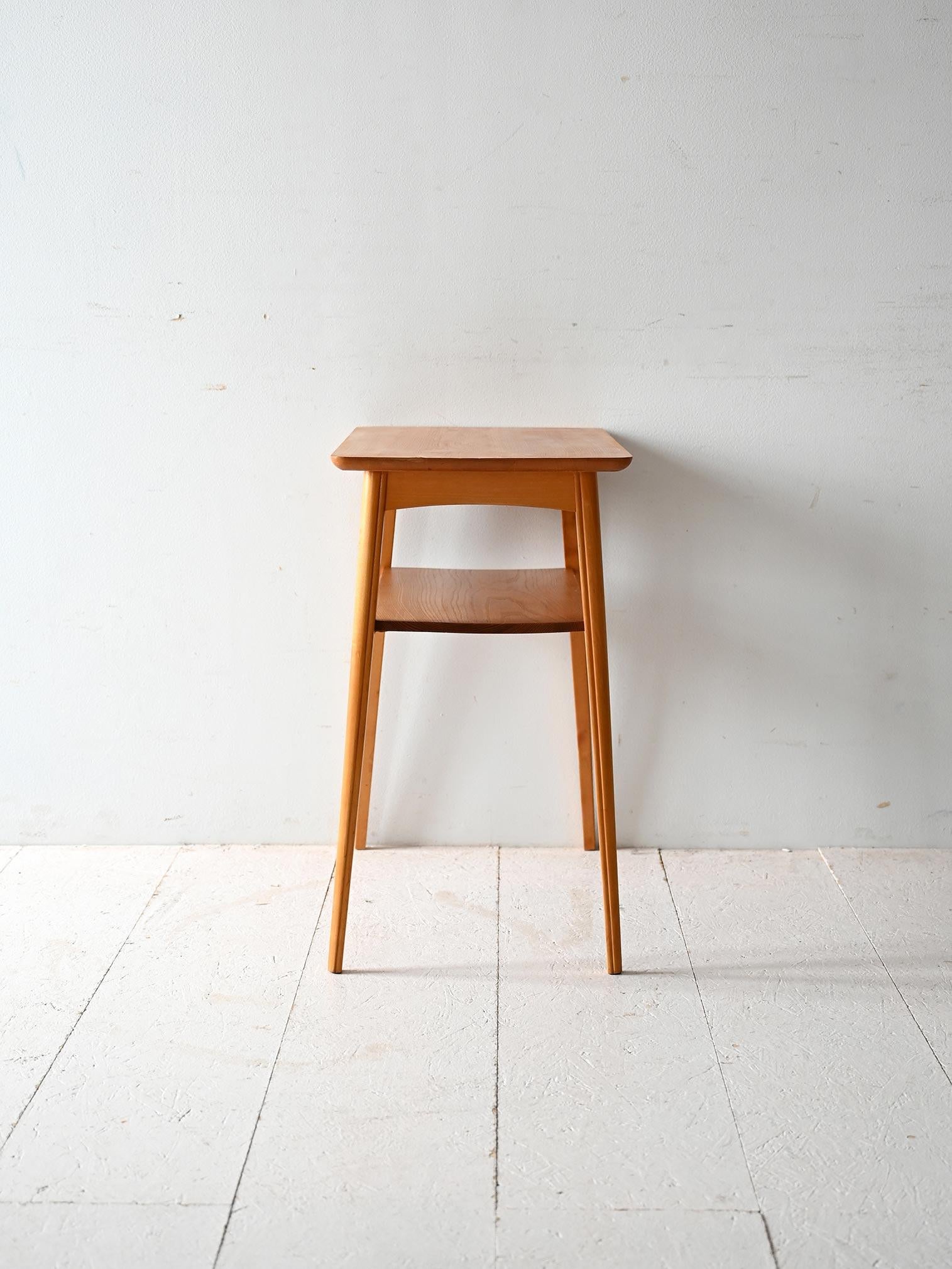 Scandinavian 1960s solid pine coffee table In Good Condition For Sale In Brescia, IT