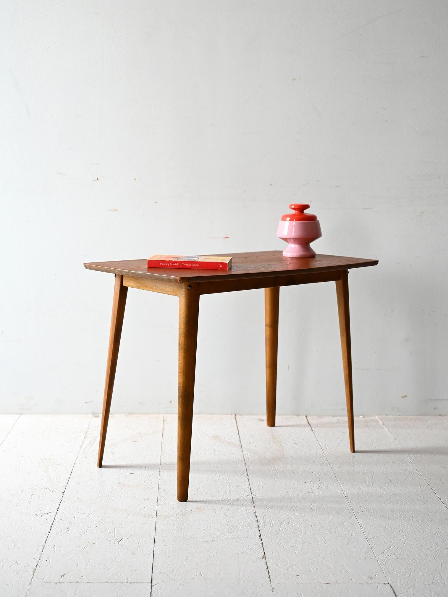 Mesa de centro vintage con tablero de chapa de teca y patas cónicas de haya maciza. Diseño esencial y bien proporcionado.

Mesa de centro escandinava de los años 60 con tablero de chapa de teca de grano cálido y patas cónicas de haya maciza. Las