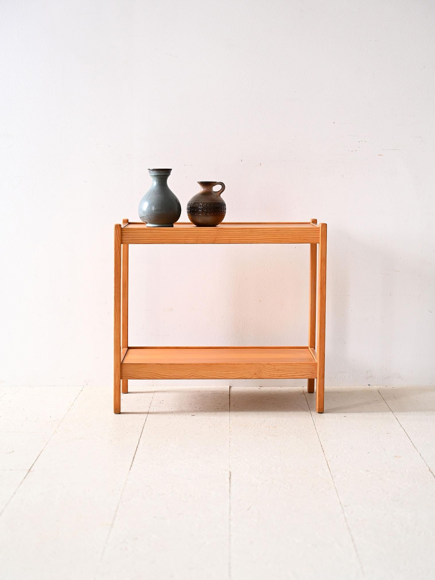 Table basse vintage en pin.
Un meuble moderne, au design minimaliste, qui reflète le goût scandinave pour la simplicité et la fonctionnalité. Il se compose d'un cadre en pin avec de longs pieds carrés sur lesquels reposent les deux étagères