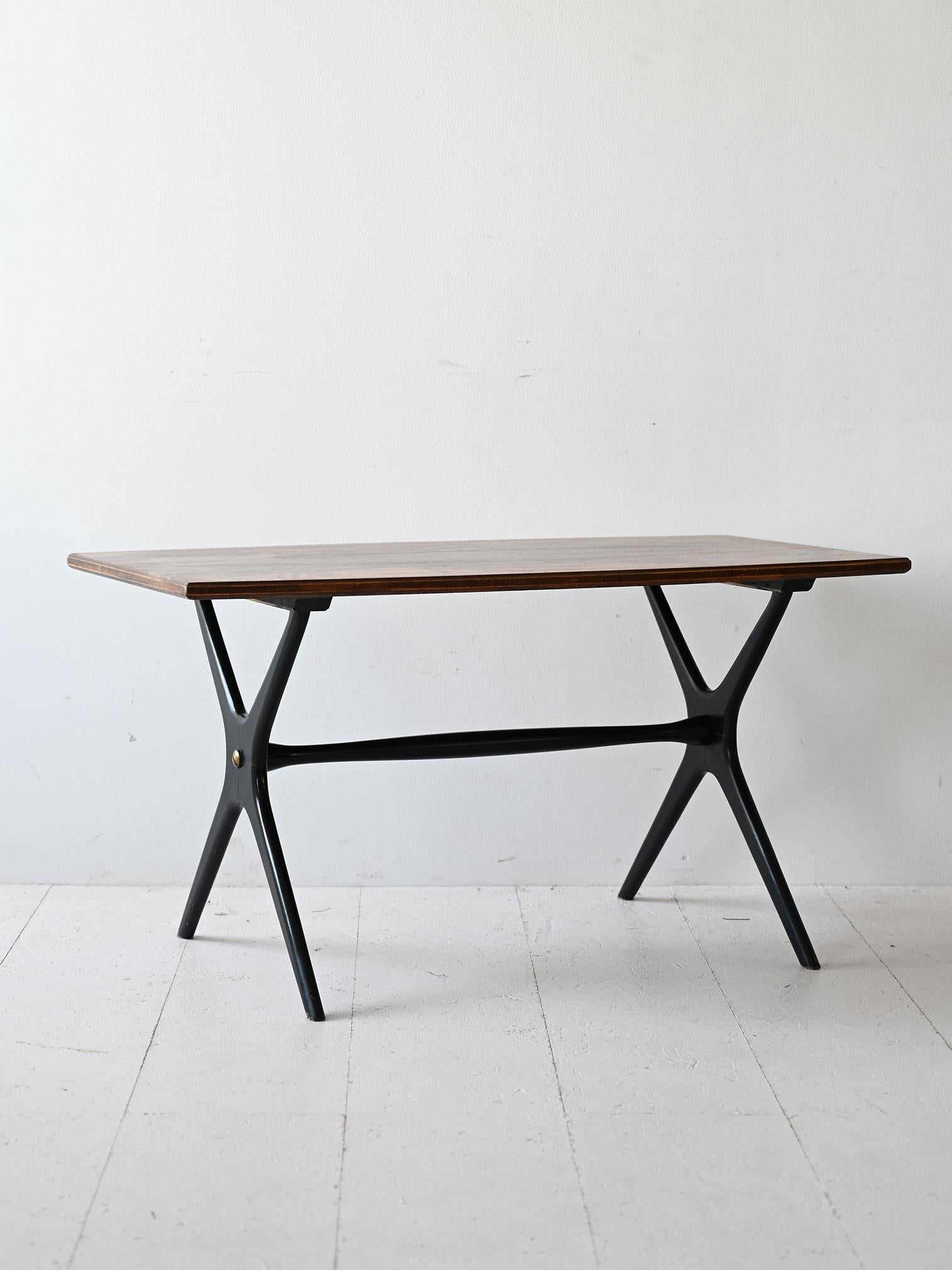 Scandinave moderne Table basse scandinave avec pieds noirs en vente