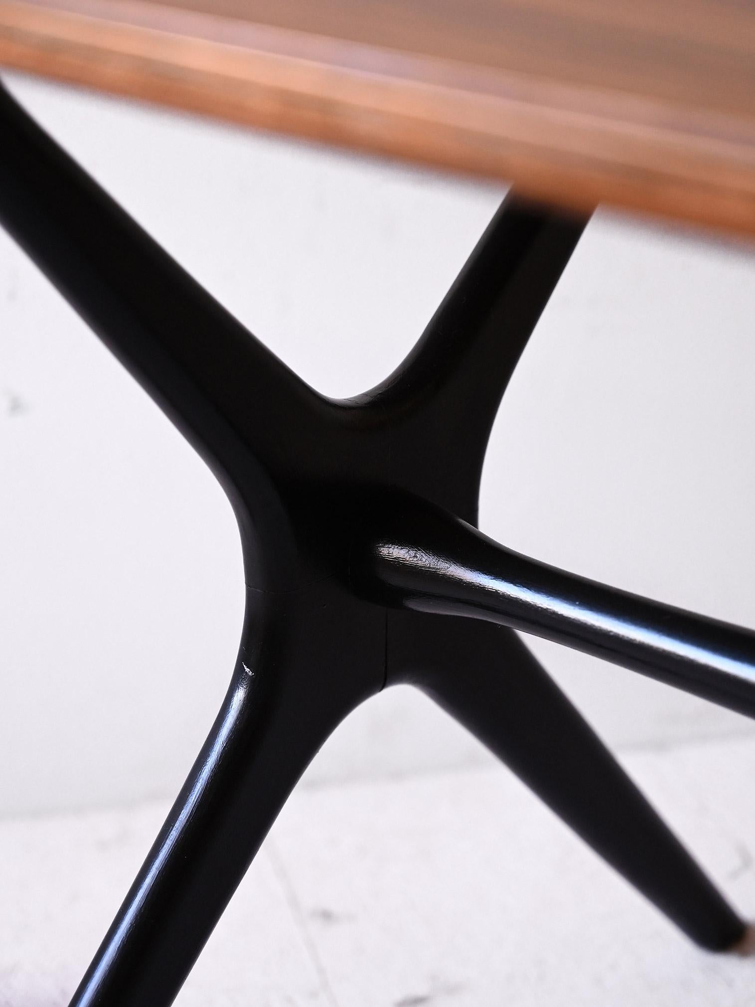 Mid-20th Century Table basse scandinave avec pieds noirs en vente