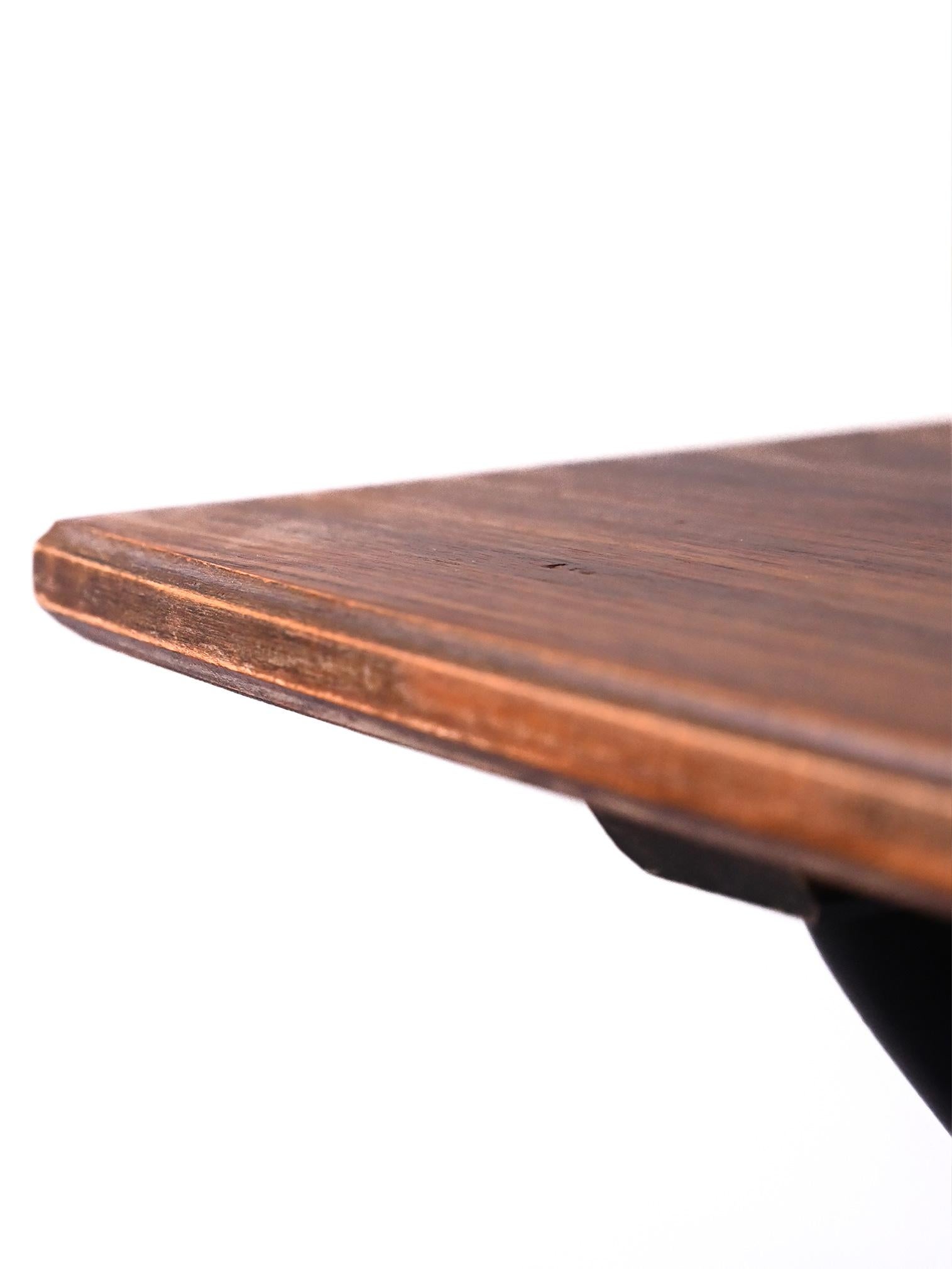 Teck Table basse scandinave avec pieds noirs en vente