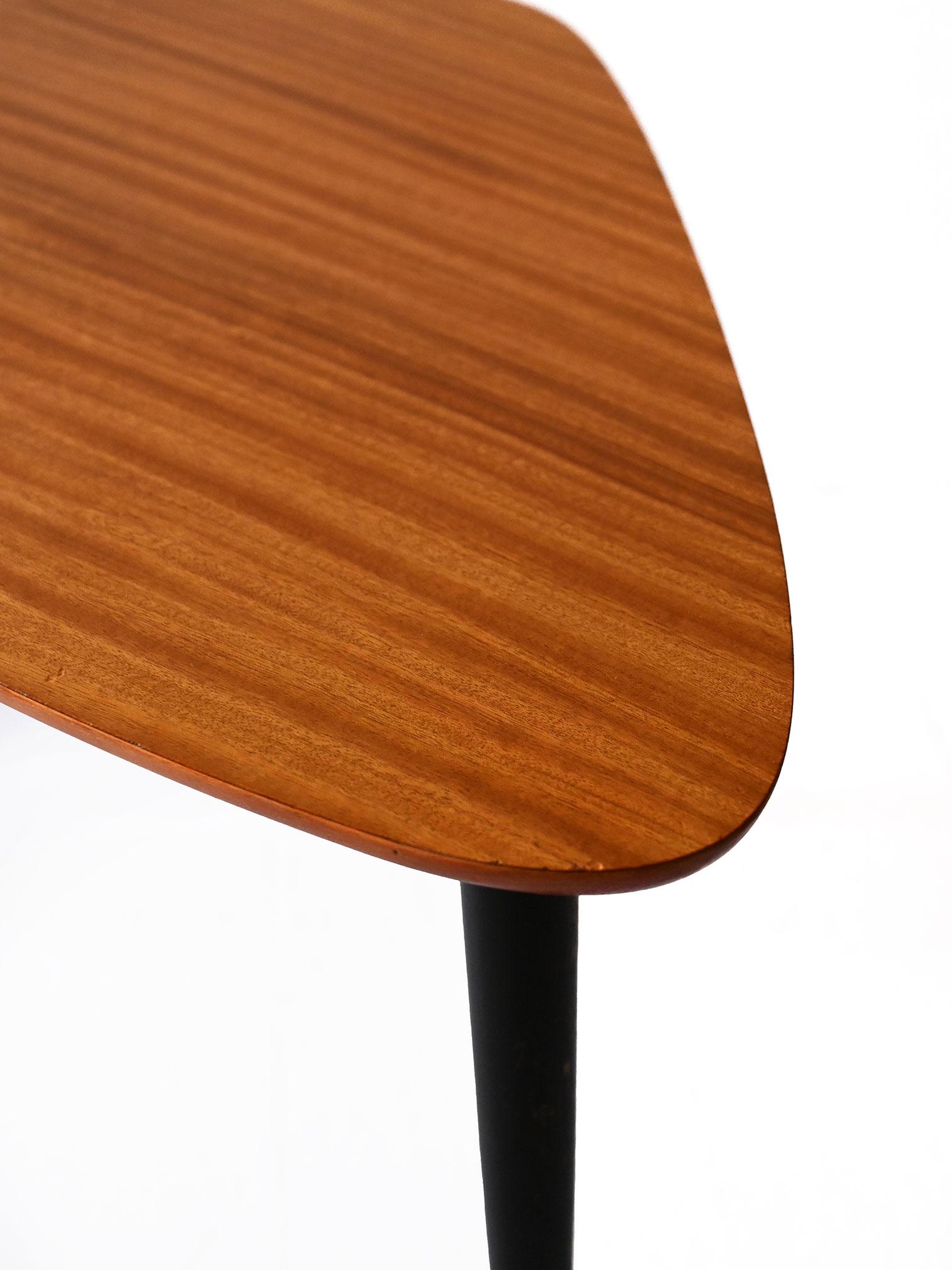 Skandinavischer Couchtisch mit schwarzen Beinen im Angebot 1