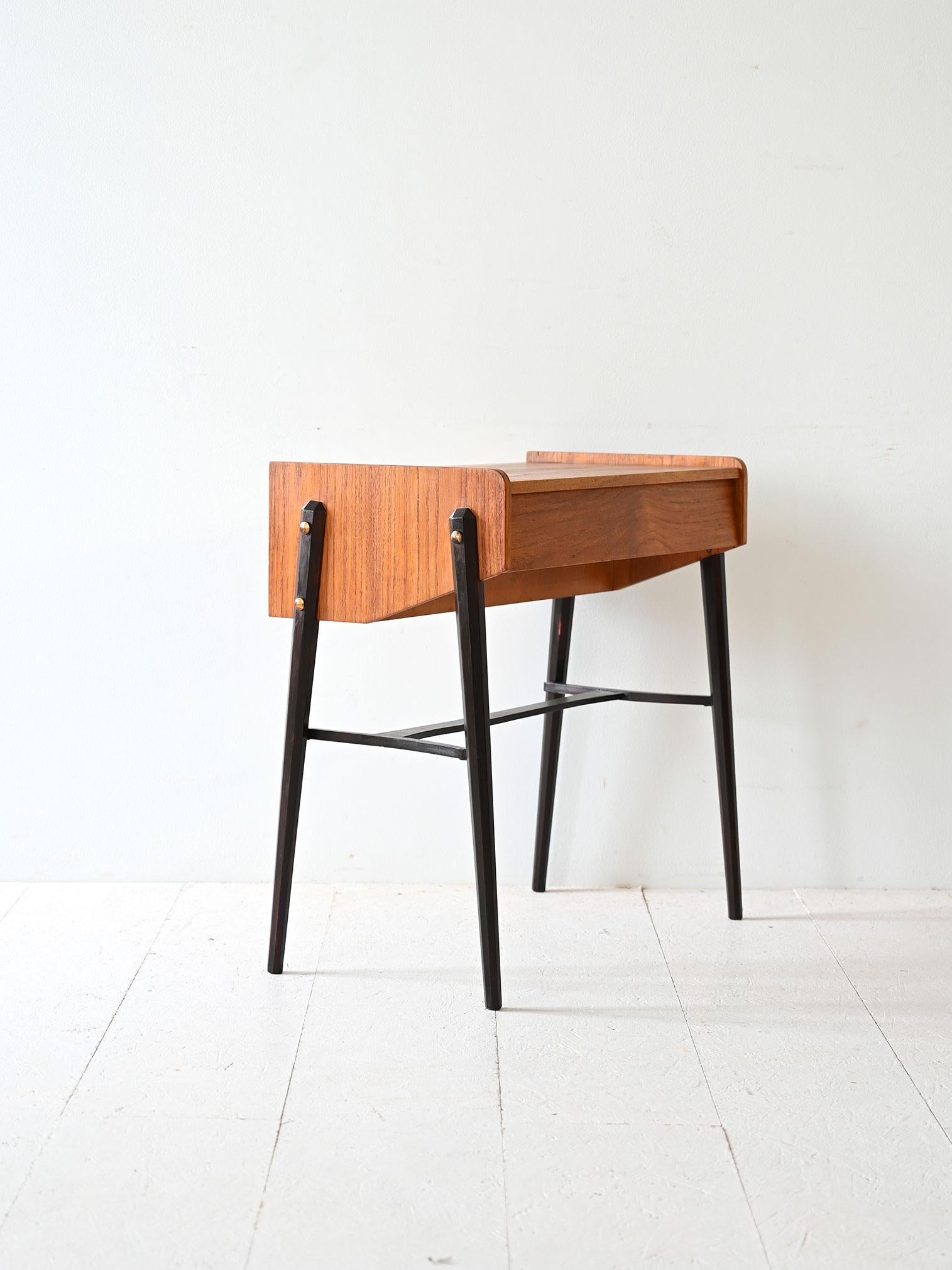 Scandinavian coffee table with flip top In Good Condition For Sale In Brescia, IT