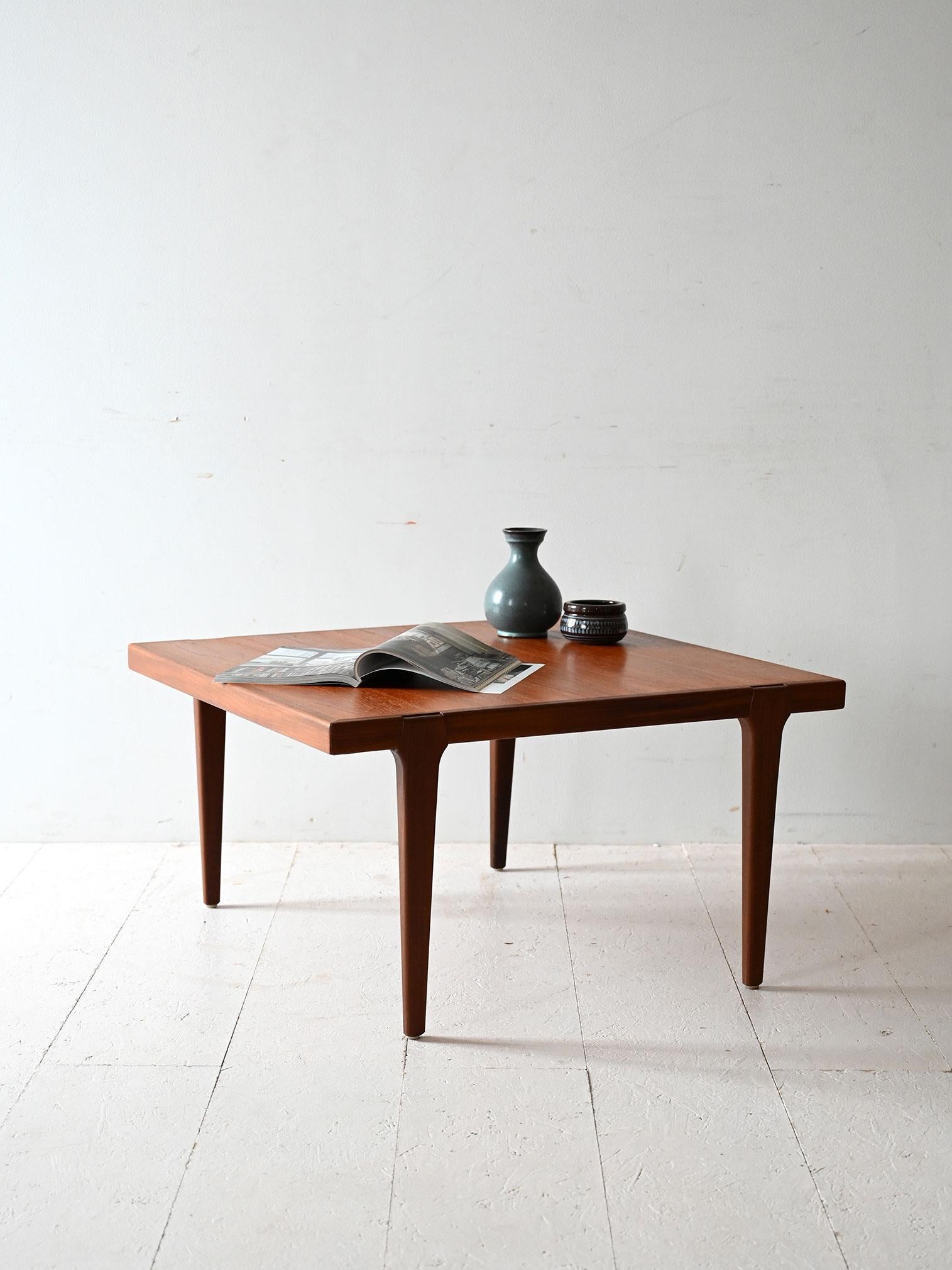 Table basse scandinave en teck conçue par Erik Wørts pour IKEA dans les années 1960.

Conçue par Erik Wørts pour IKEA dans les années 1960, cette table basse en teck reflète le langage sobre et fonctionnel du modernisme scandinave. Les pieds