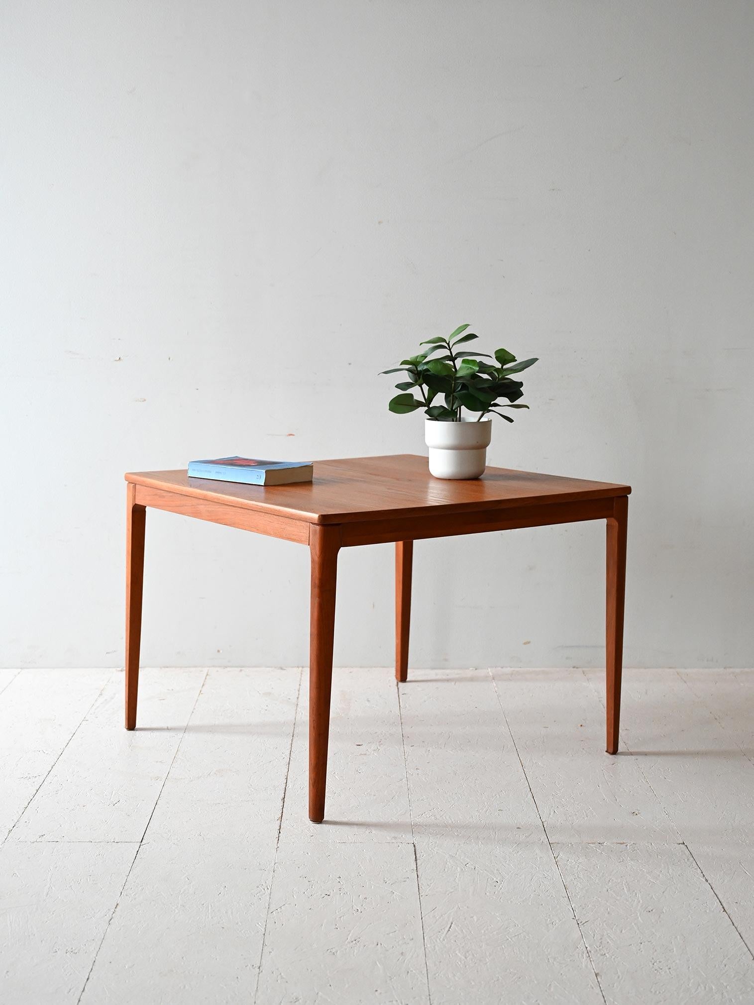 Scandinavian teak coffee table produced by Alberts for Tibro, 1950s/60s, with original stamp under the top.

Made by Alberts for Tibro, this teak coffee table dates from the 1950s/60s and reflects the essential taste of Scandinavian modernism. The