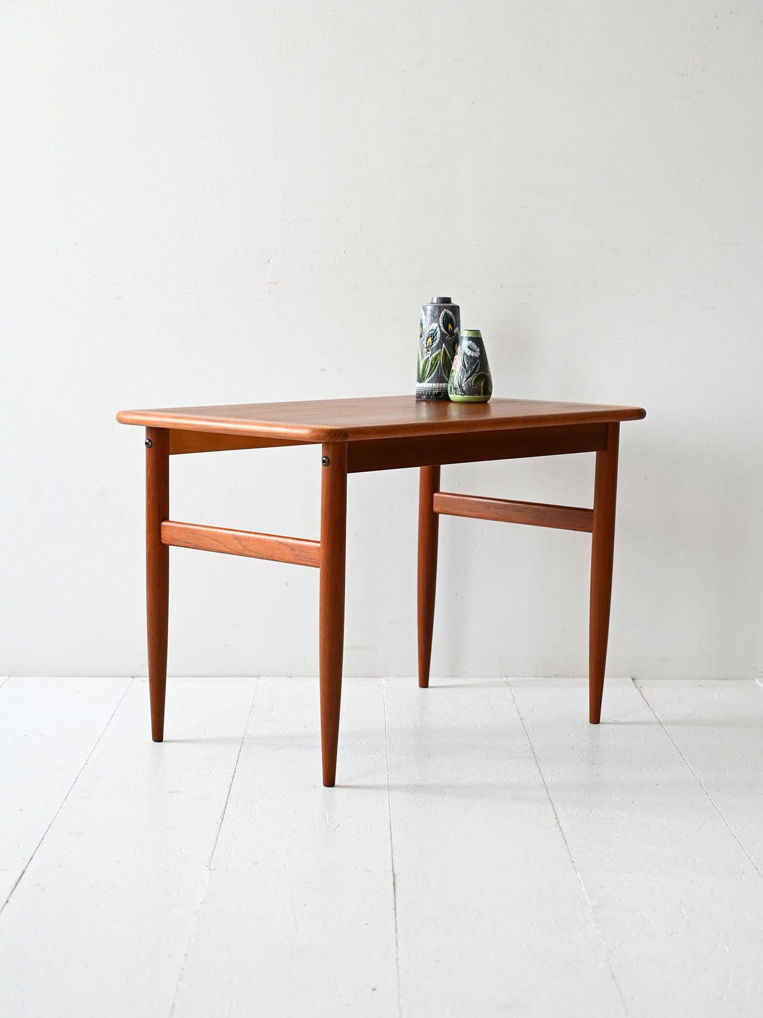 Table basse en teck des années 1950/60 fabriquée par HMB Møbler, avec un plateau en grain tressé et une structure légère.

Table basse vintage en teck scandinave, fabriquée par HMB Møbler dans les années 1950/60. La structure est essentielle mais
