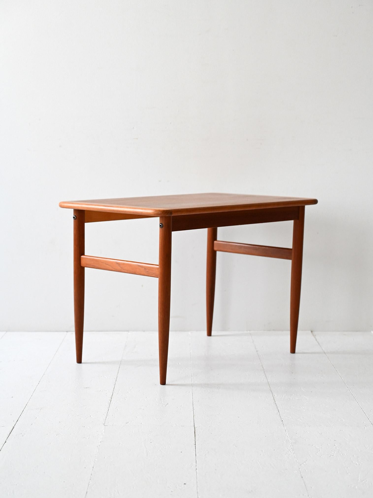 Scandinave moderne Table basse scandinave en teck avec pieds tournés en vente