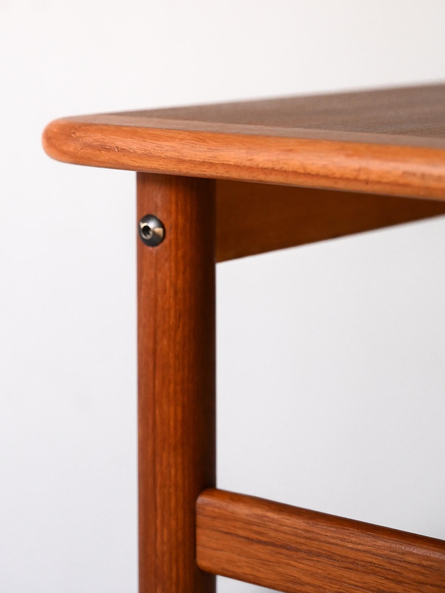 Swedish Table basse scandinave en teck avec pieds tournés en vente