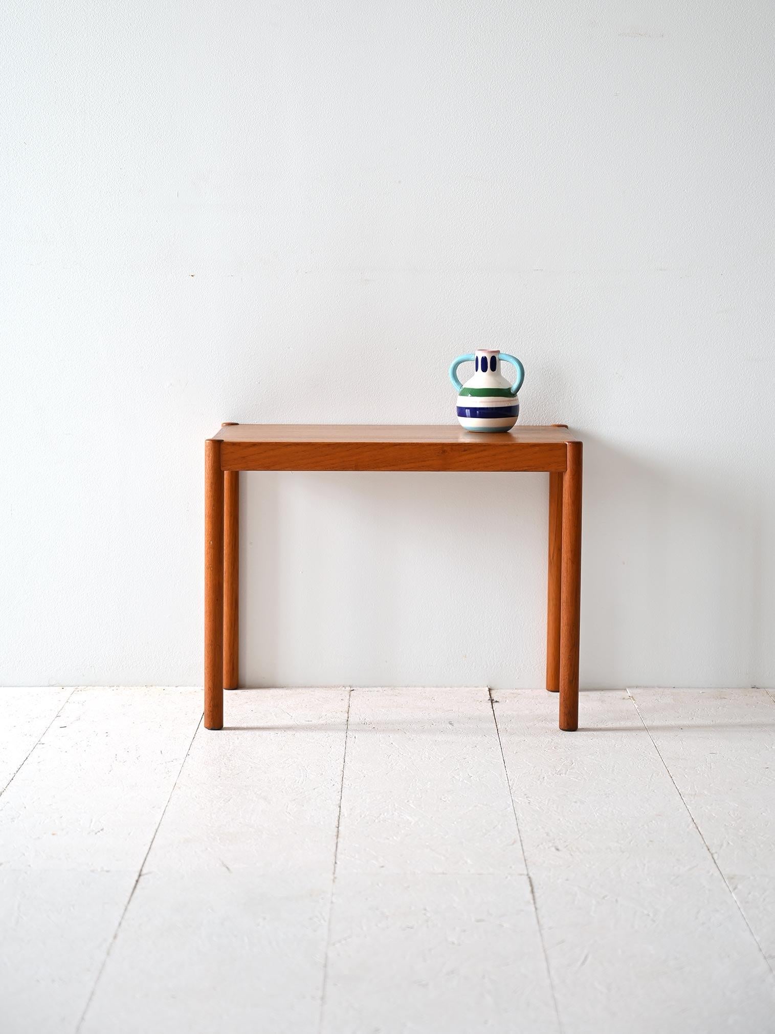 Teak coffee table, with a simple and elegant design, is a timeless piece that fits perfectly in any setting. The rectangular top, smooth and with clean lines, highlights the warm hue and natural grain of teak wood.

Strong yet slender tapered legs