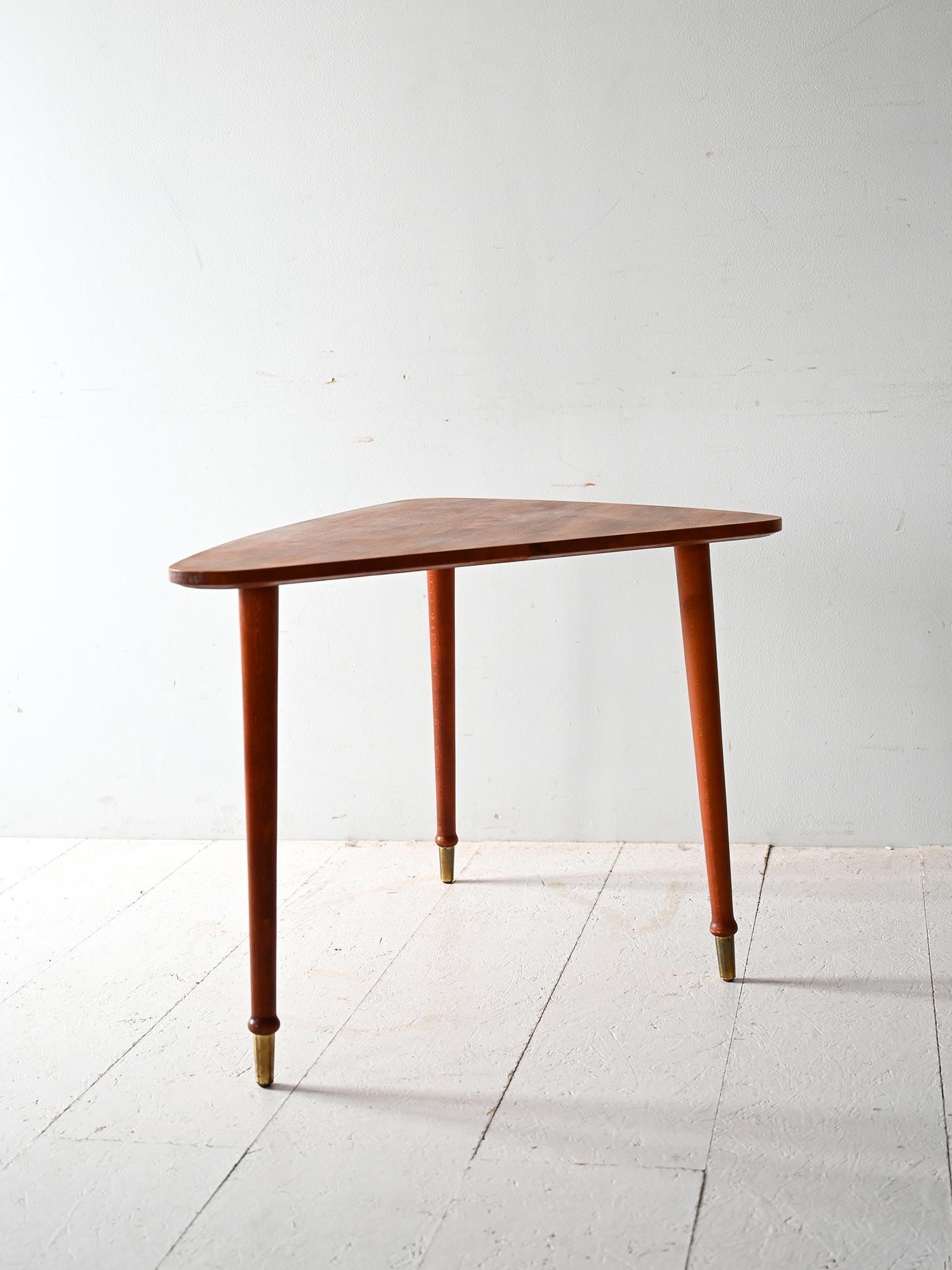 Scandinavian triangular 1950s mahogany coffee table In Good Condition For Sale In Brescia, IT