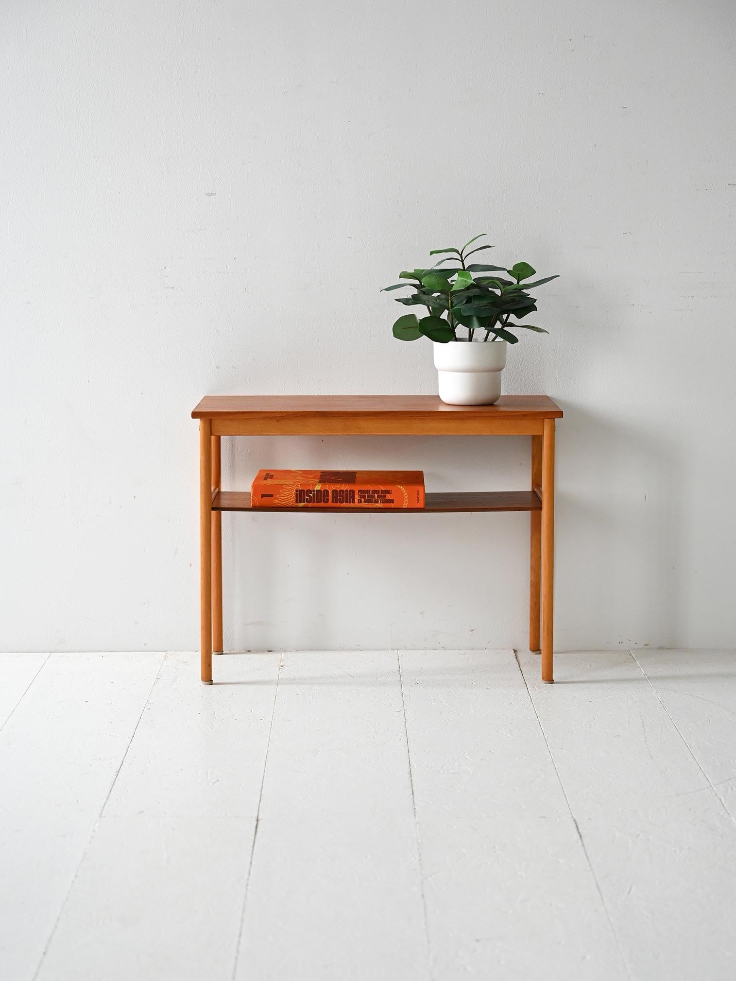 Table basse scandinave des années 1950 avec structure en hêtre et plateau en teck. Lignes géométriques, assemblages par vis et porte-revues.

Table basse scandinave vintage des années 1950 avec structure en hêtre et plateau en teck. Des lignes