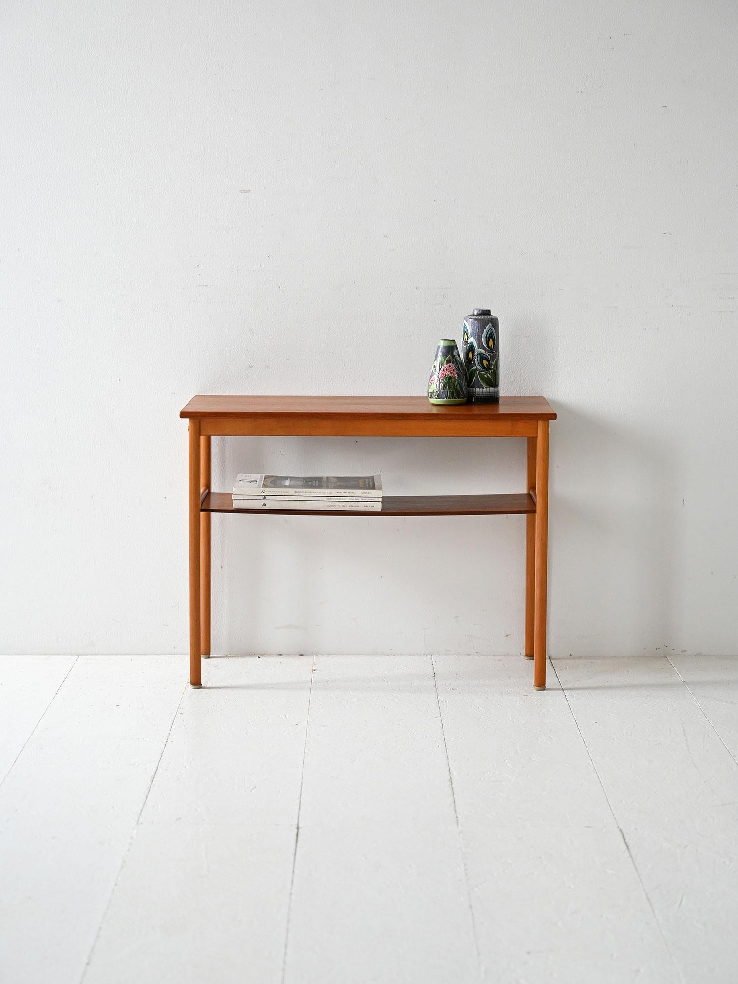 Table basse scandinave des années 1950 avec structure en hêtre et plateau en teck. Lignes géométriques, assemblages par vis et porte-revues.

Table basse scandinave vintage des années 1950 avec structure en hêtre et plateau en teck. Des lignes