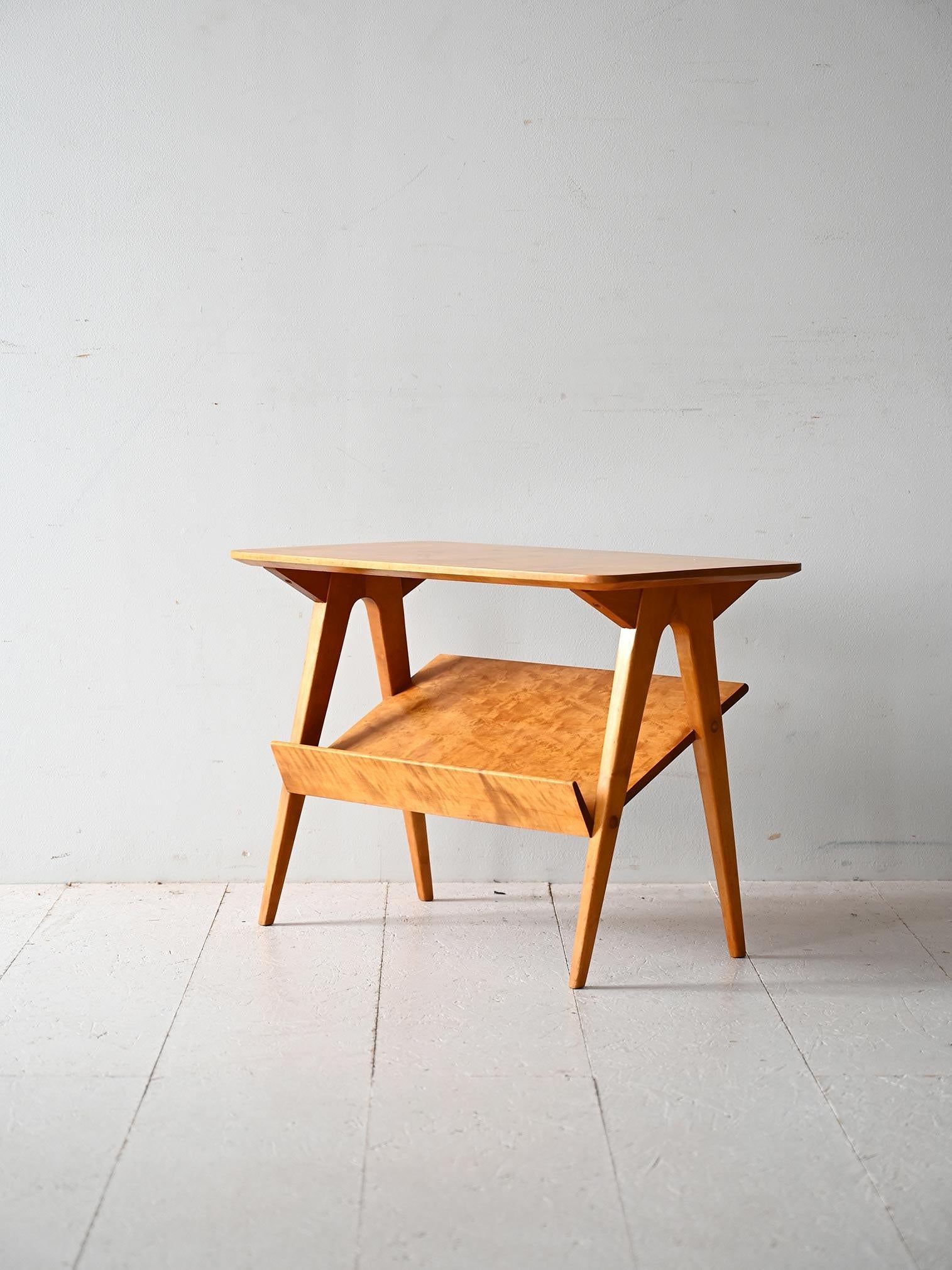 European Tavolino scandinavo vintage con espositore in betulla in vendita