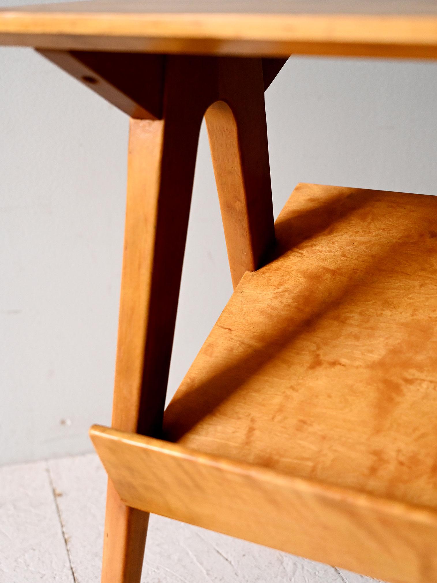 Mid-20th Century Tavolino scandinavo vintage con espositore in betulla in vendita