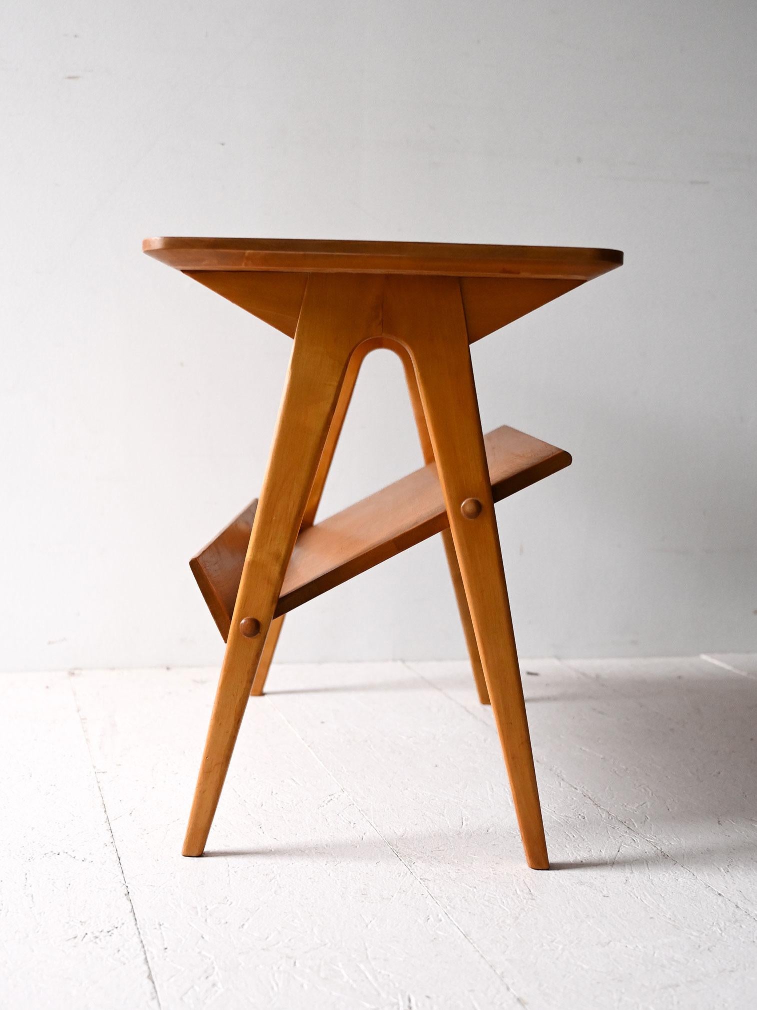 Betulla Tavolino scandinavo vintage con espositore in betulla in vendita