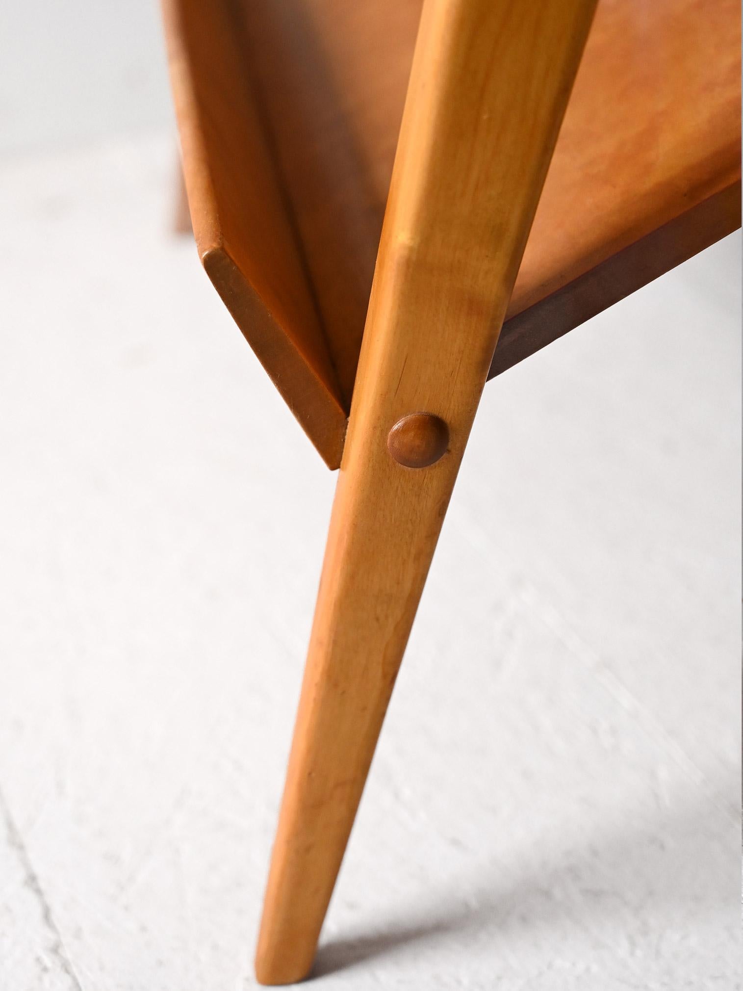Tavolino scandinavo vintage con espositore in betulla in vendita 1