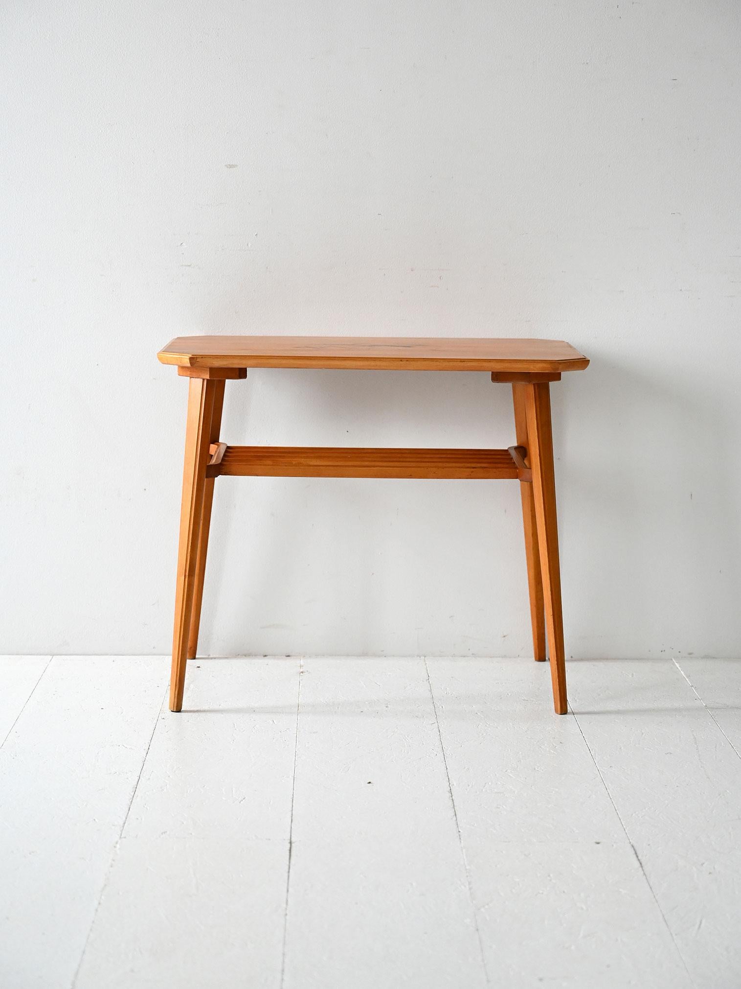 Scandinavo moderno Tavolino scandinavo vintage in betulla con intarsio in vendita
