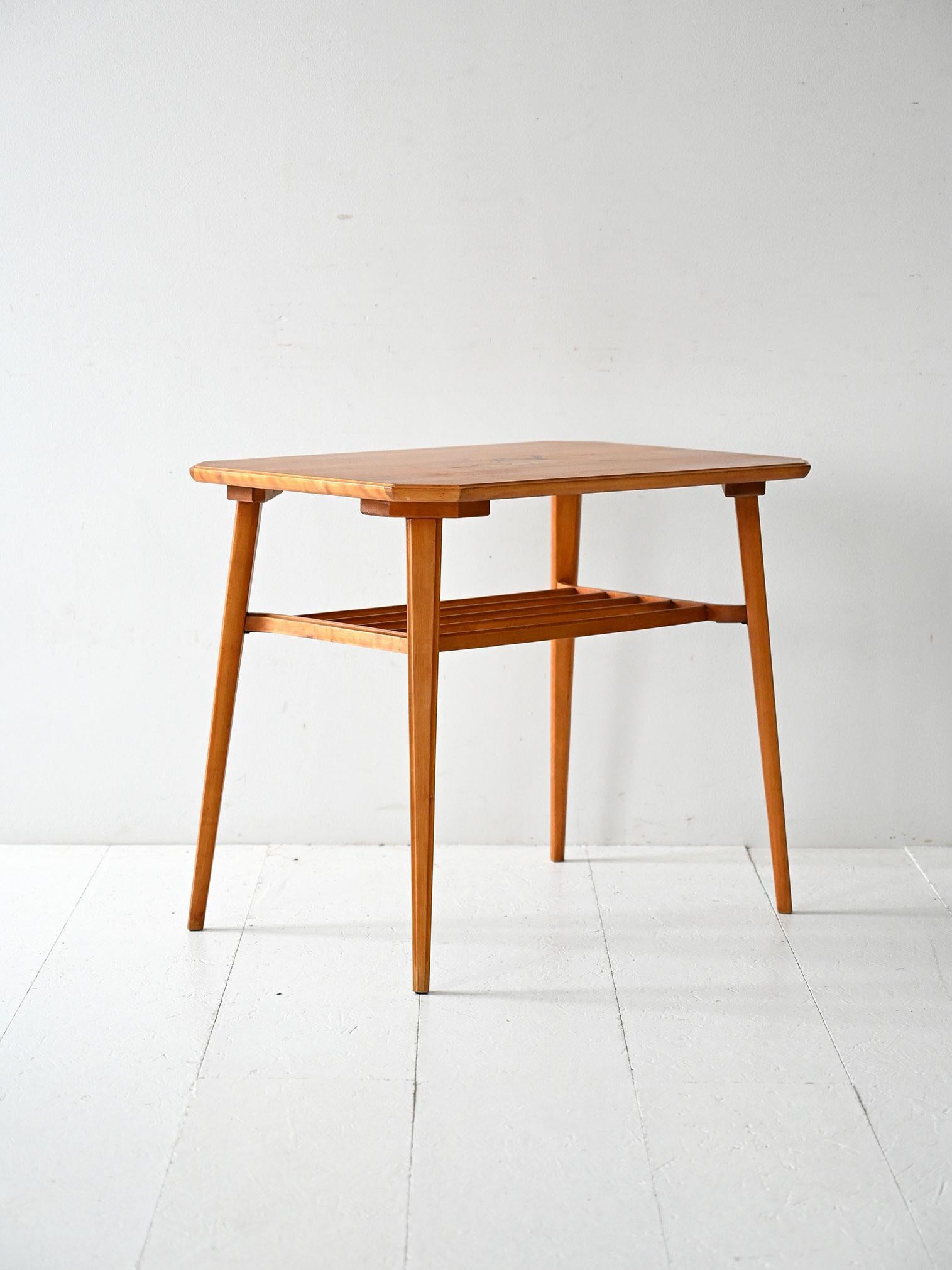 Scandinavian Tavolino scandinavo vintage in betulla con intarsio in vendita
