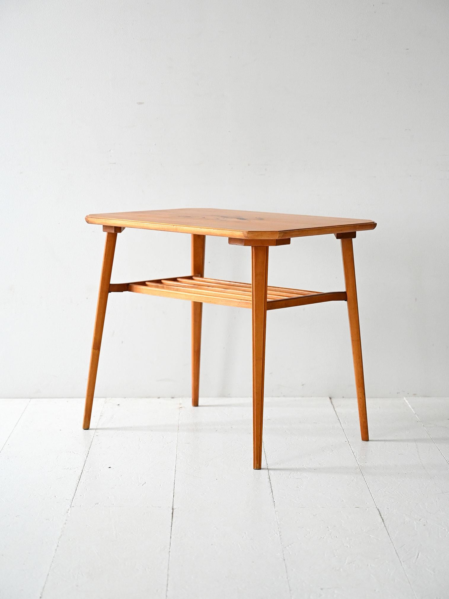 Tavolino scandinavo vintage in betulla con intarsio In condizioni buone in vendita a Brescia, IT