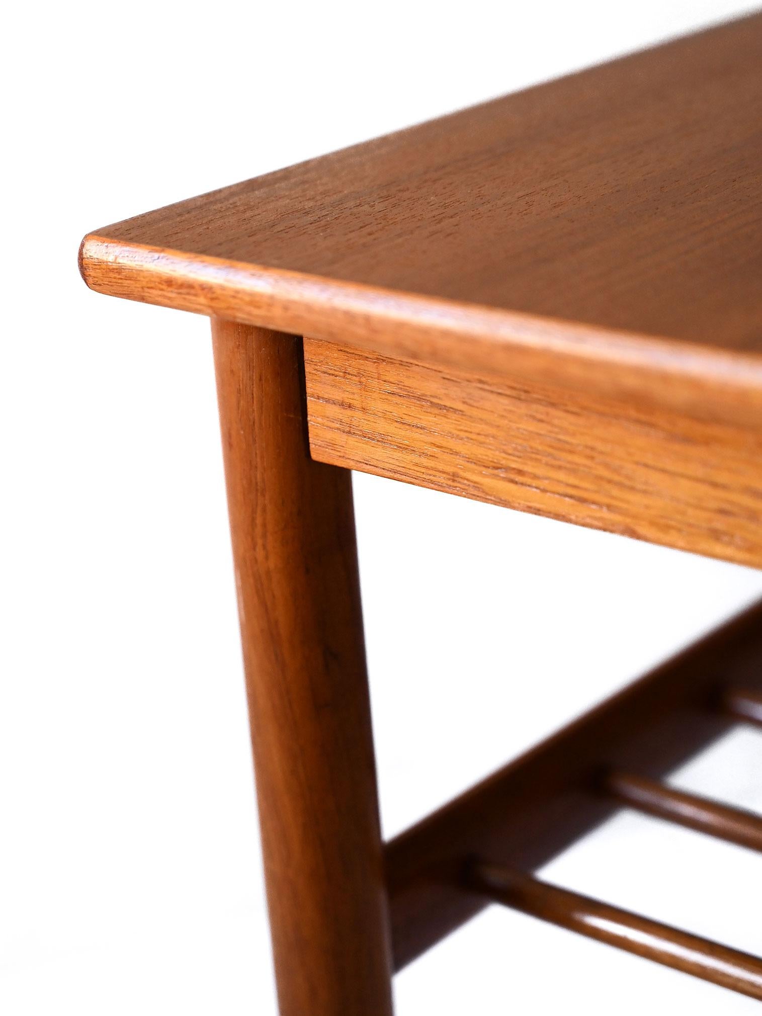Scandinavian vintage teak coffee table, design by Yngvar Sundström In Good Condition For Sale In Brescia, IT