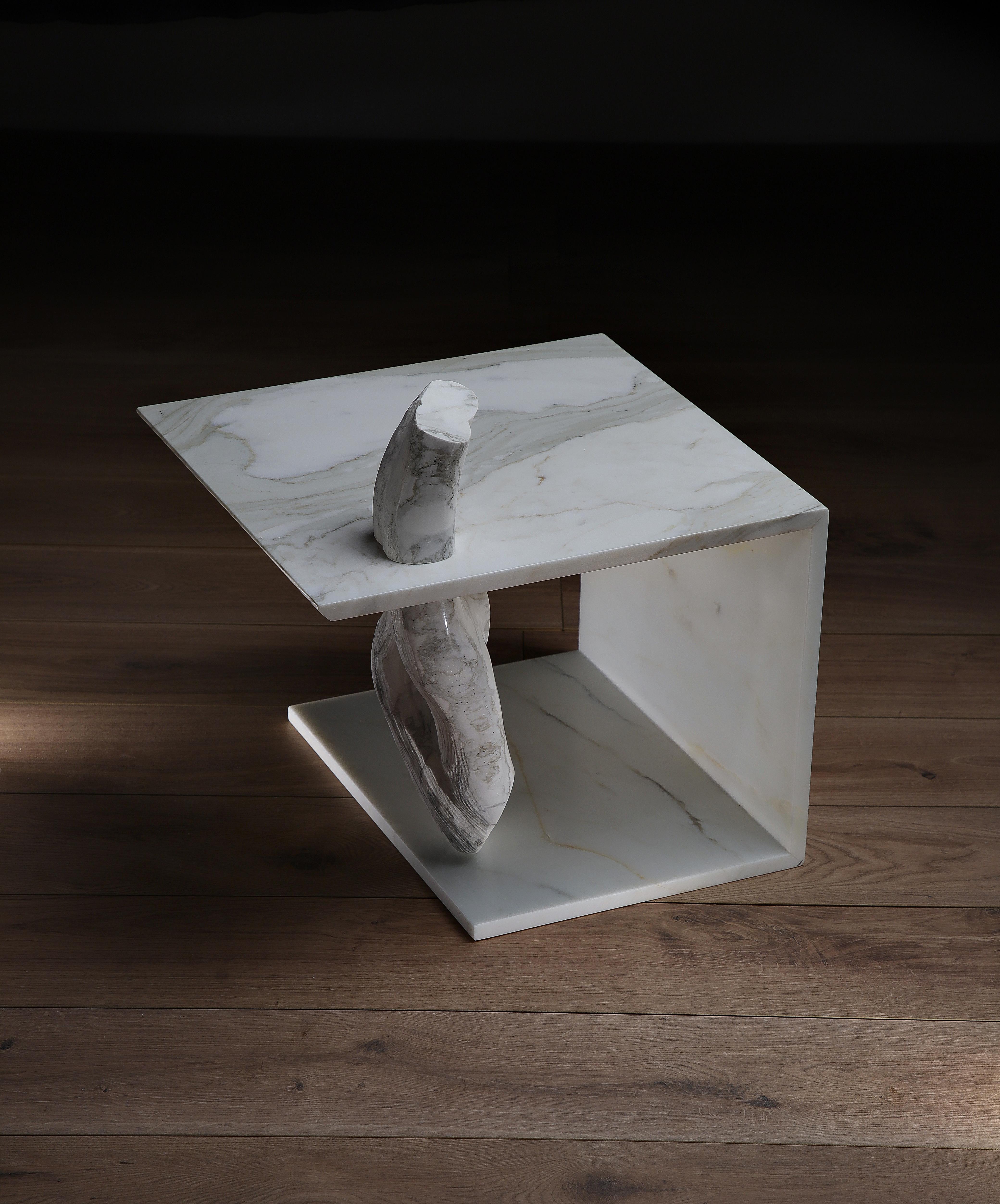 Peeping, that is, popping up, appearing. In our Capolino 1 table, it is a tree trunk that appears in the middle of the top, as if to reclaim a denied space, the space that is too often taken away from nature, due to overbuilding. Moreover, the