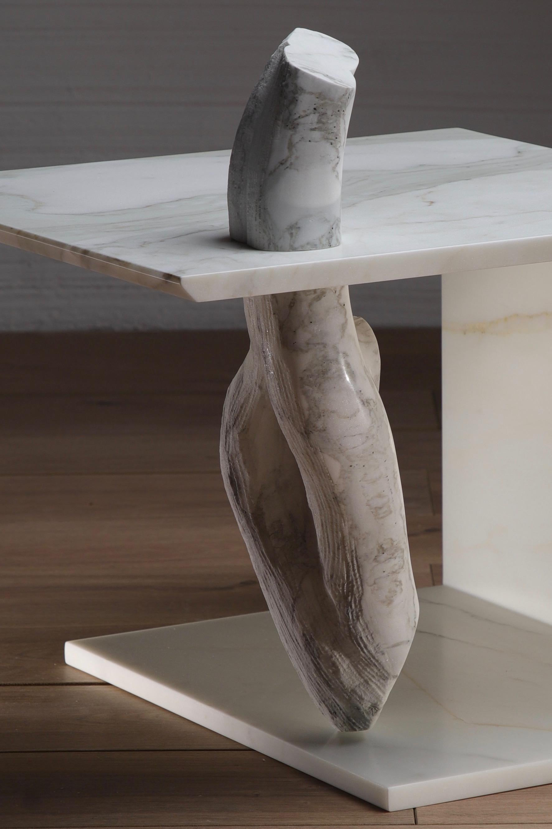 Capolino 1 sculpture coffee table in white veined marble In New Condition For Sale In Lucca, IT