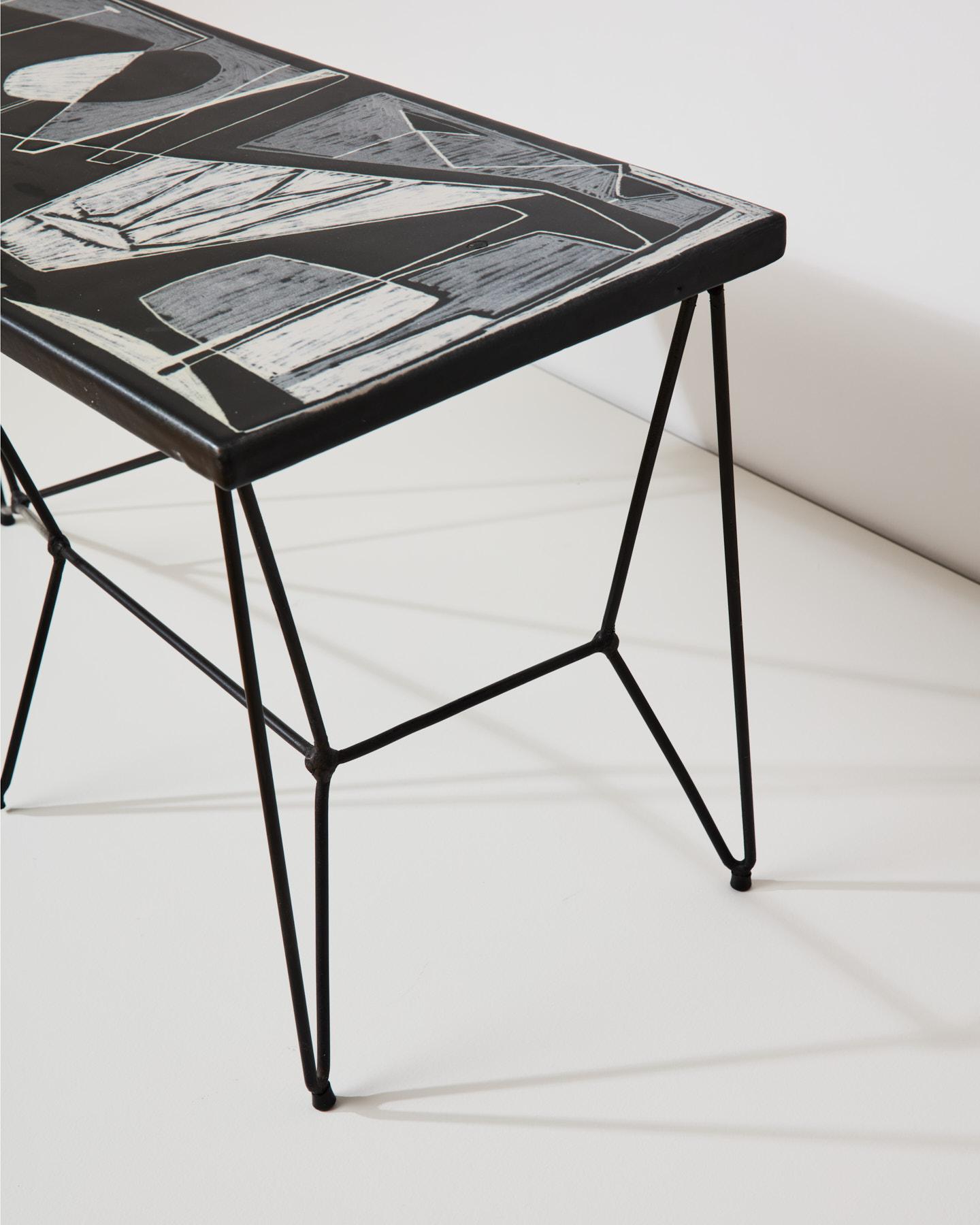 Table sculpture avec plateau en céramique, réalisée par Victor Cerrato, Italie. en vente 3