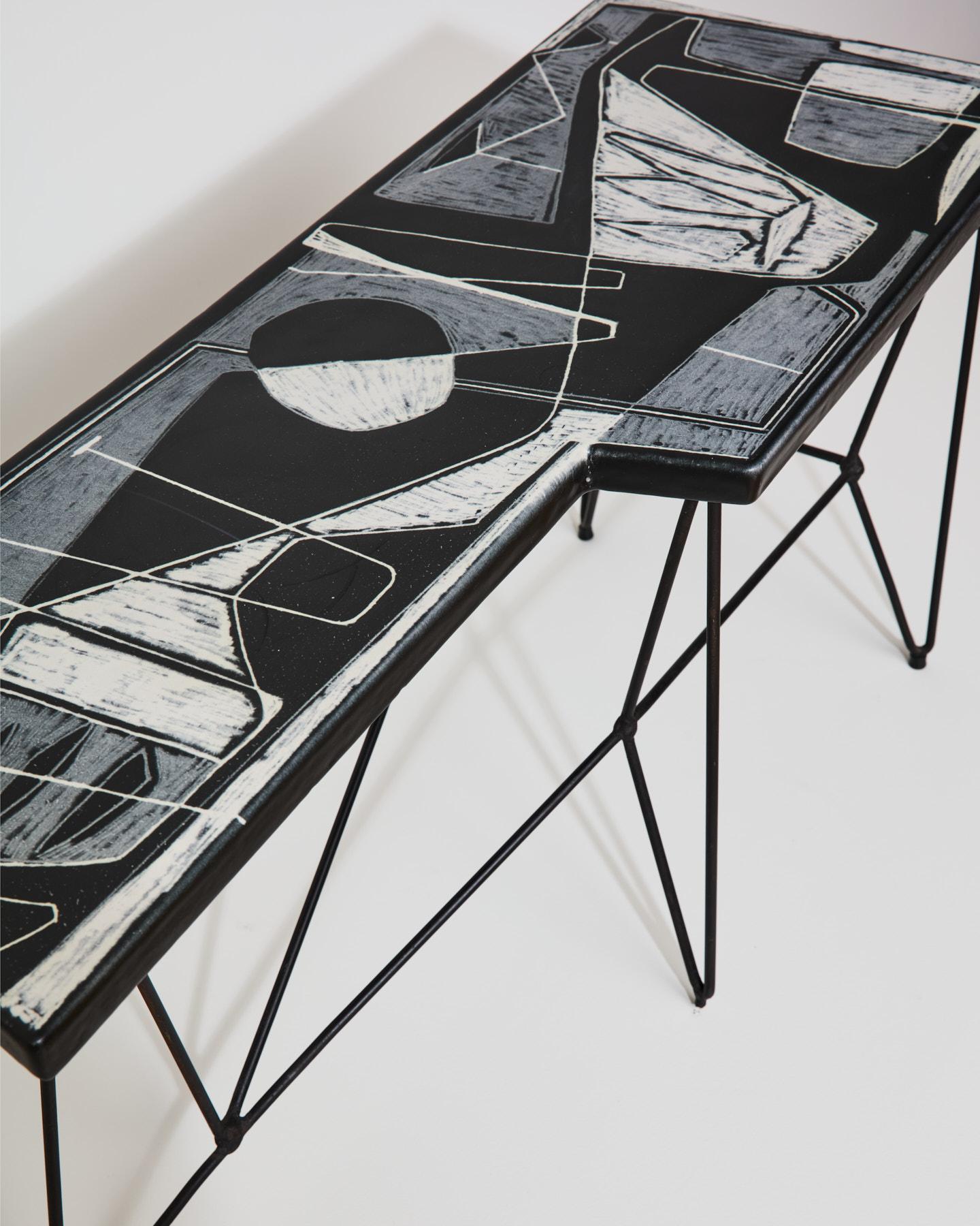 Mid-Century Modern Table sculpture avec plateau en céramique, réalisée par Victor Cerrato, Italie. en vente