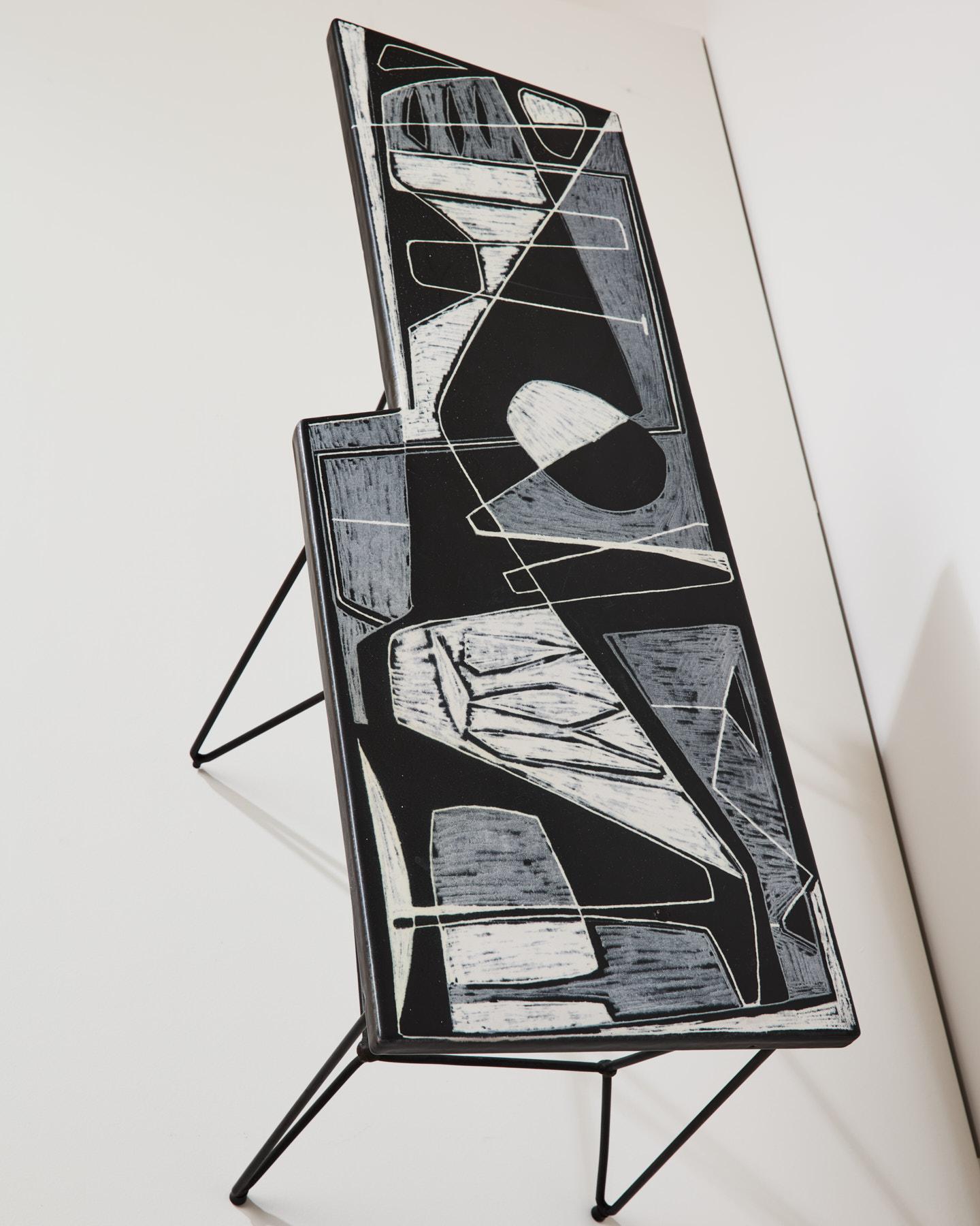 Table sculpture avec plateau en céramique, réalisée par Victor Cerrato, Italie. Bon état - En vente à Milano, Lombardia