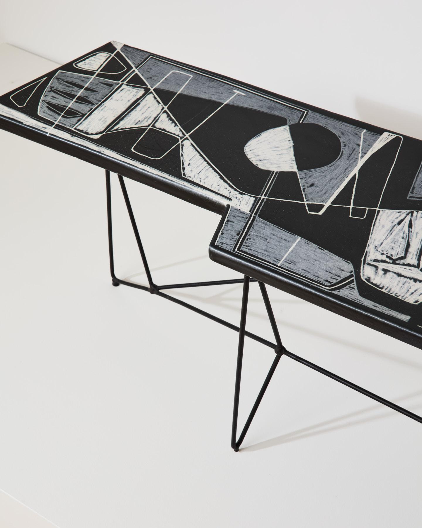 Mid-20th Century Table sculpture avec plateau en céramique, réalisée par Victor Cerrato, Italie. en vente