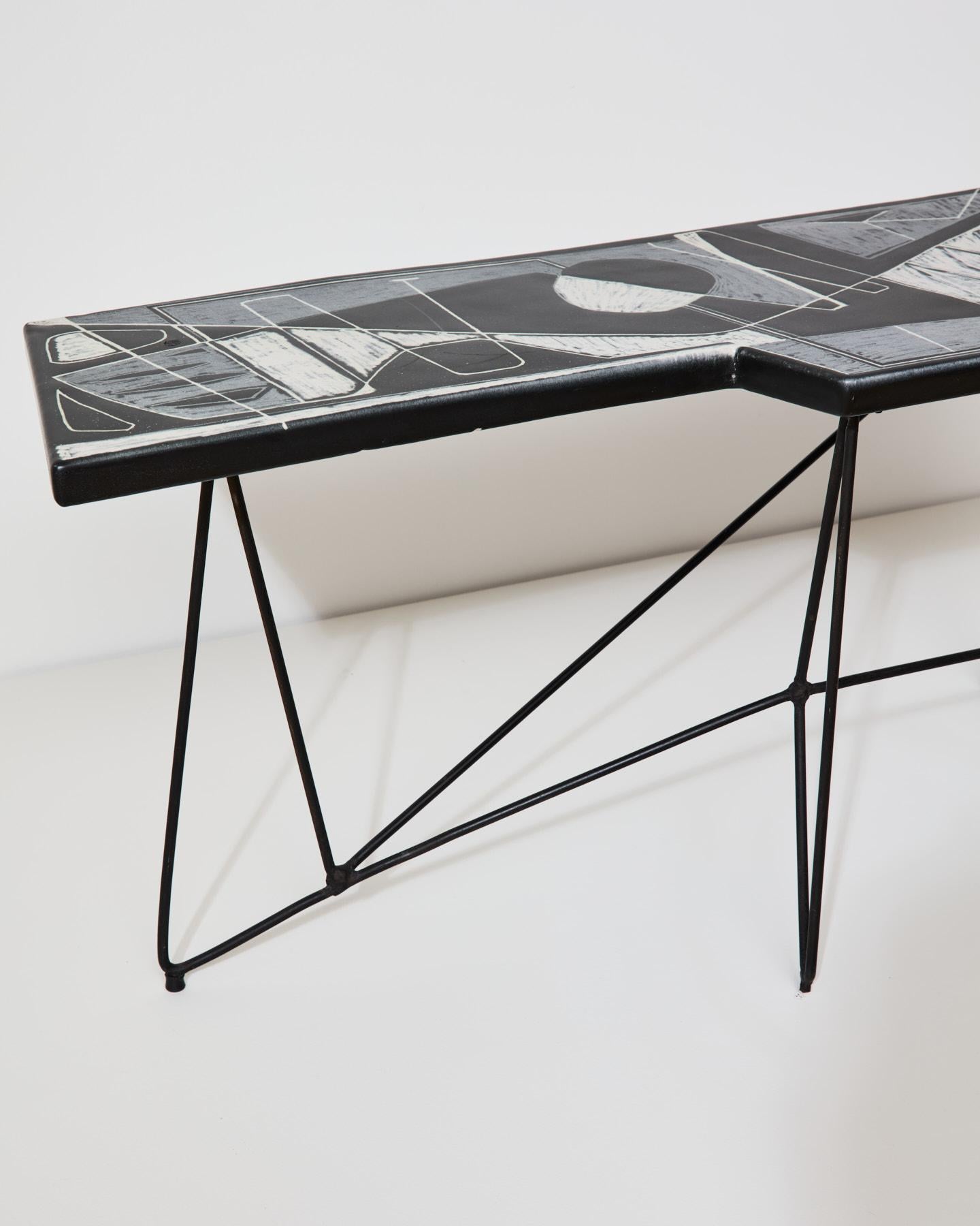 Céramique Table sculpture avec plateau en céramique, réalisée par Victor Cerrato, Italie. en vente