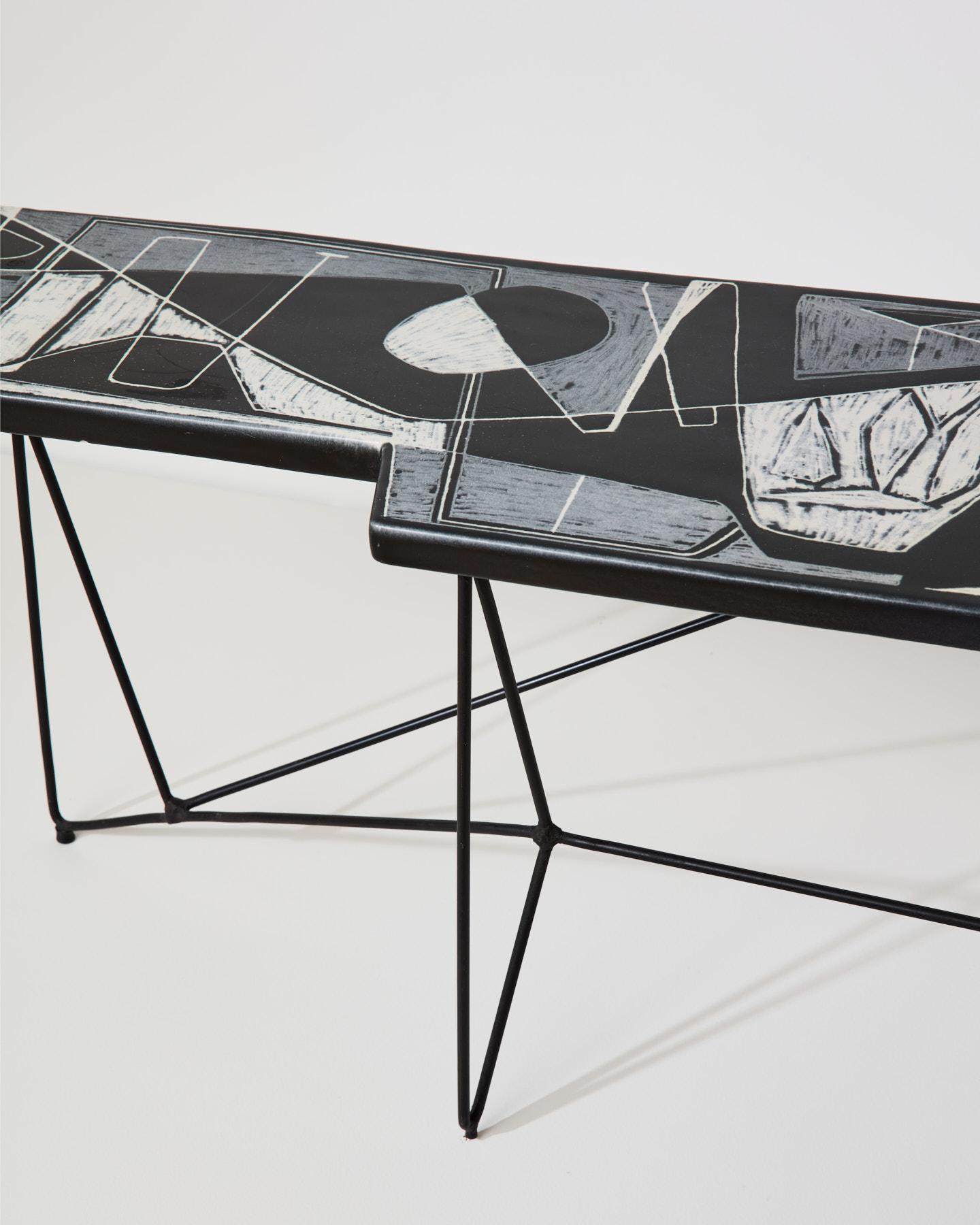 Table sculpture avec plateau en céramique, réalisée par Victor Cerrato, Italie. en vente 1