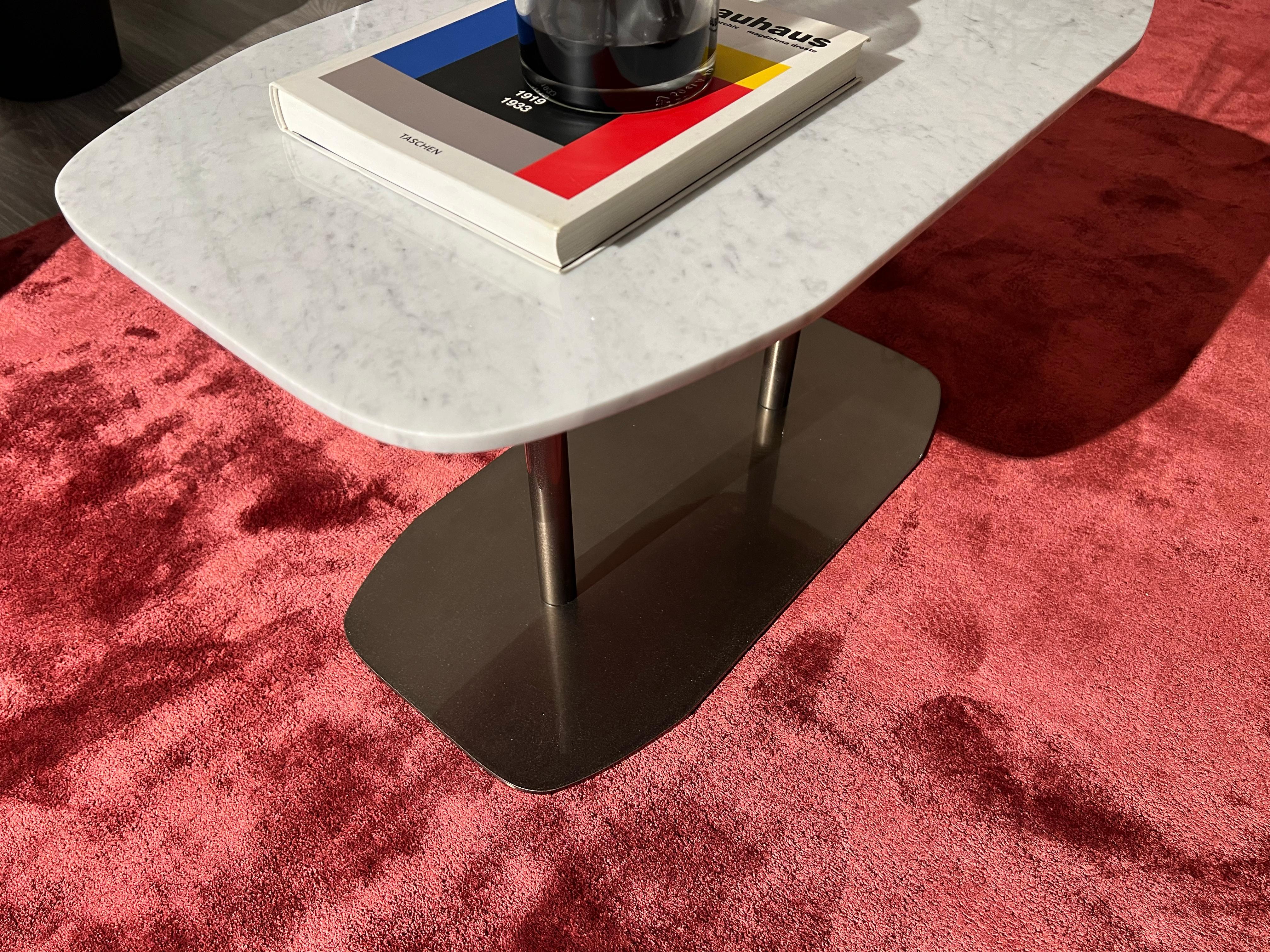 Modern Senna coffee table in carrara marble and titanium finish steel frame For Sale