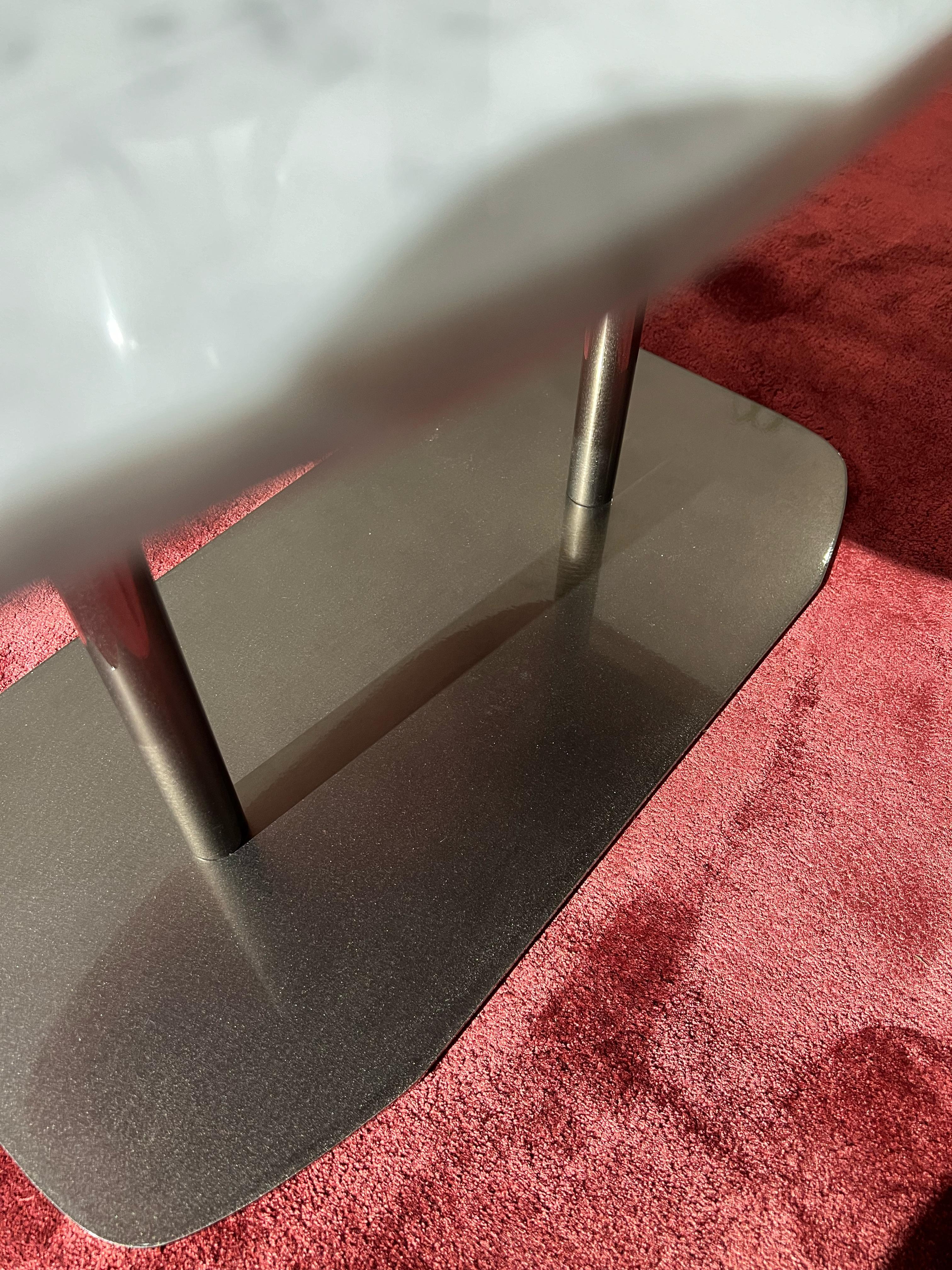 Italian Senna coffee table in carrara marble and titanium finish steel frame For Sale