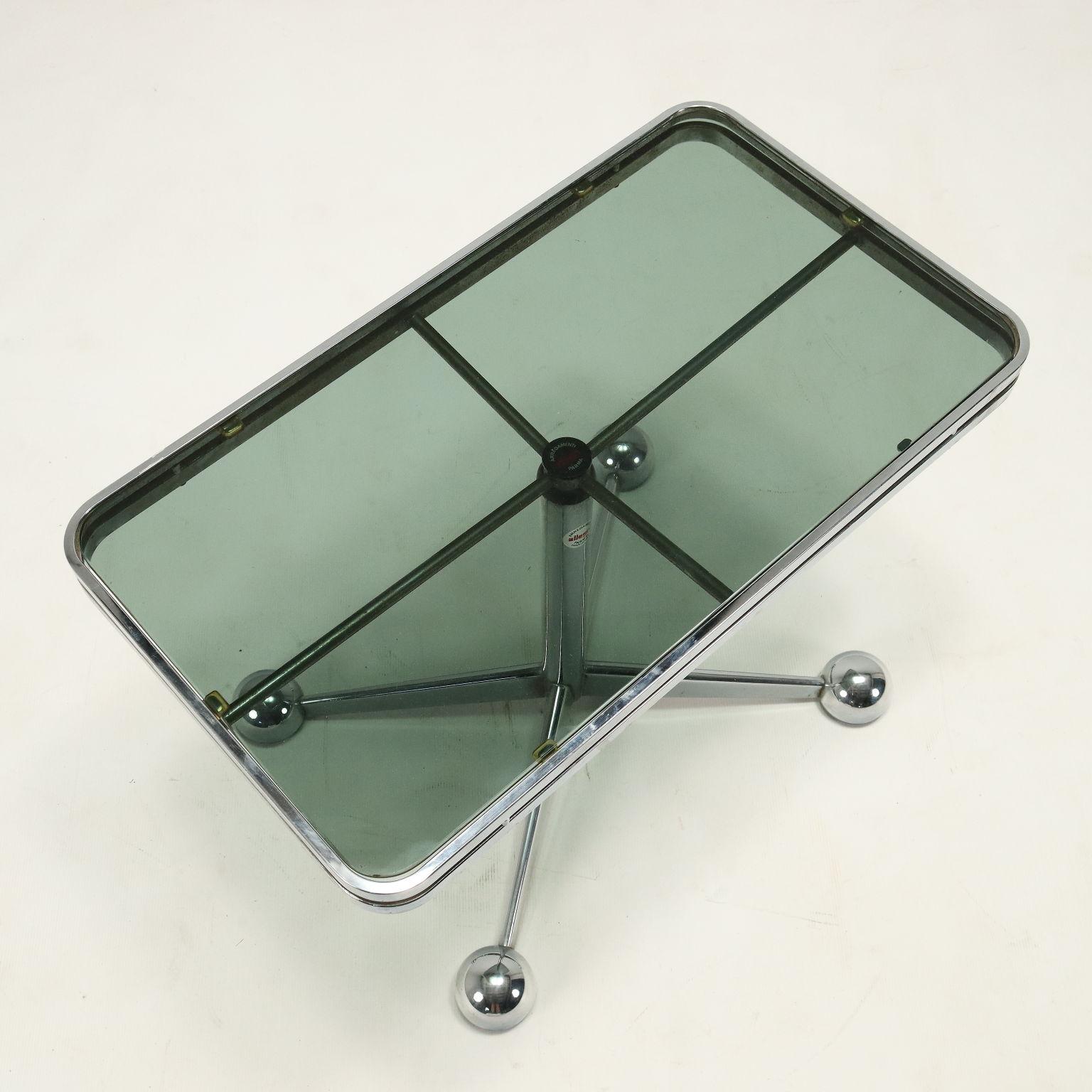 Polychromed Tavolino Space Age Anni 60-70, in vetro fumé e metallo cromato