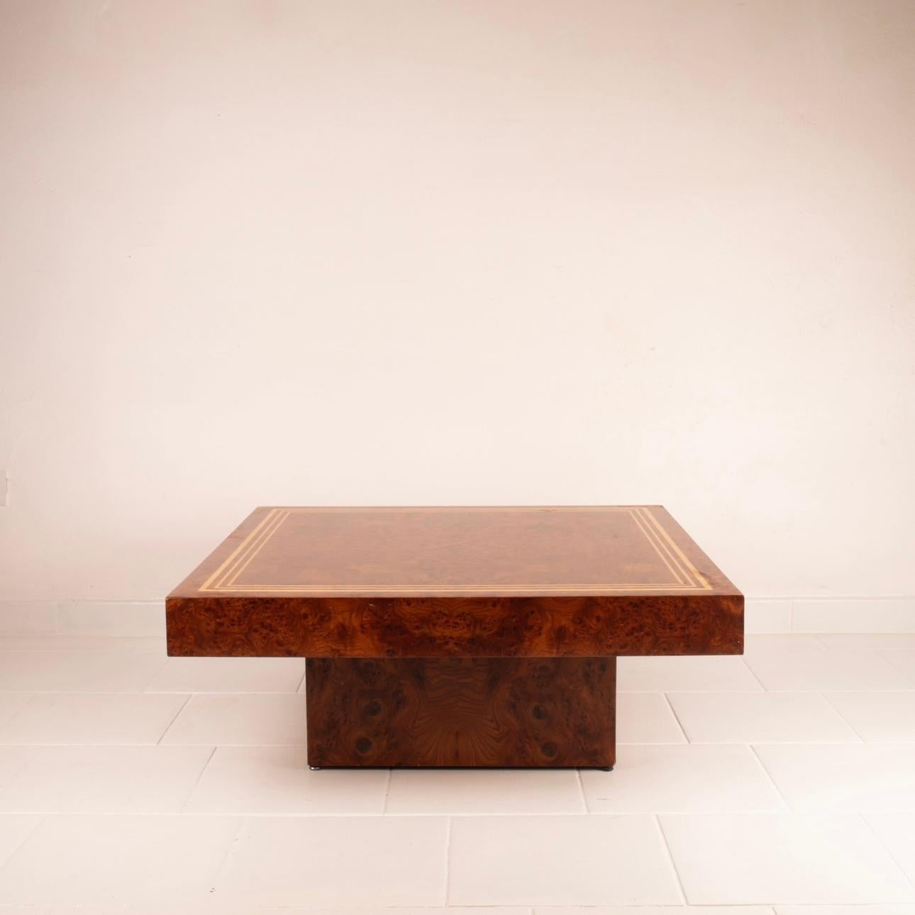 Discover this magnificent coffee table in wood veneer with burl essence and maple profiles, a masterpiece of 1970s design designed and produced by Fabrizio Smania for Studio Smania Interni.
This coffee table belongs to the prestigious 