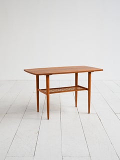 Tavolino svedese in teak con ripiano intrecciato, anni ’60
