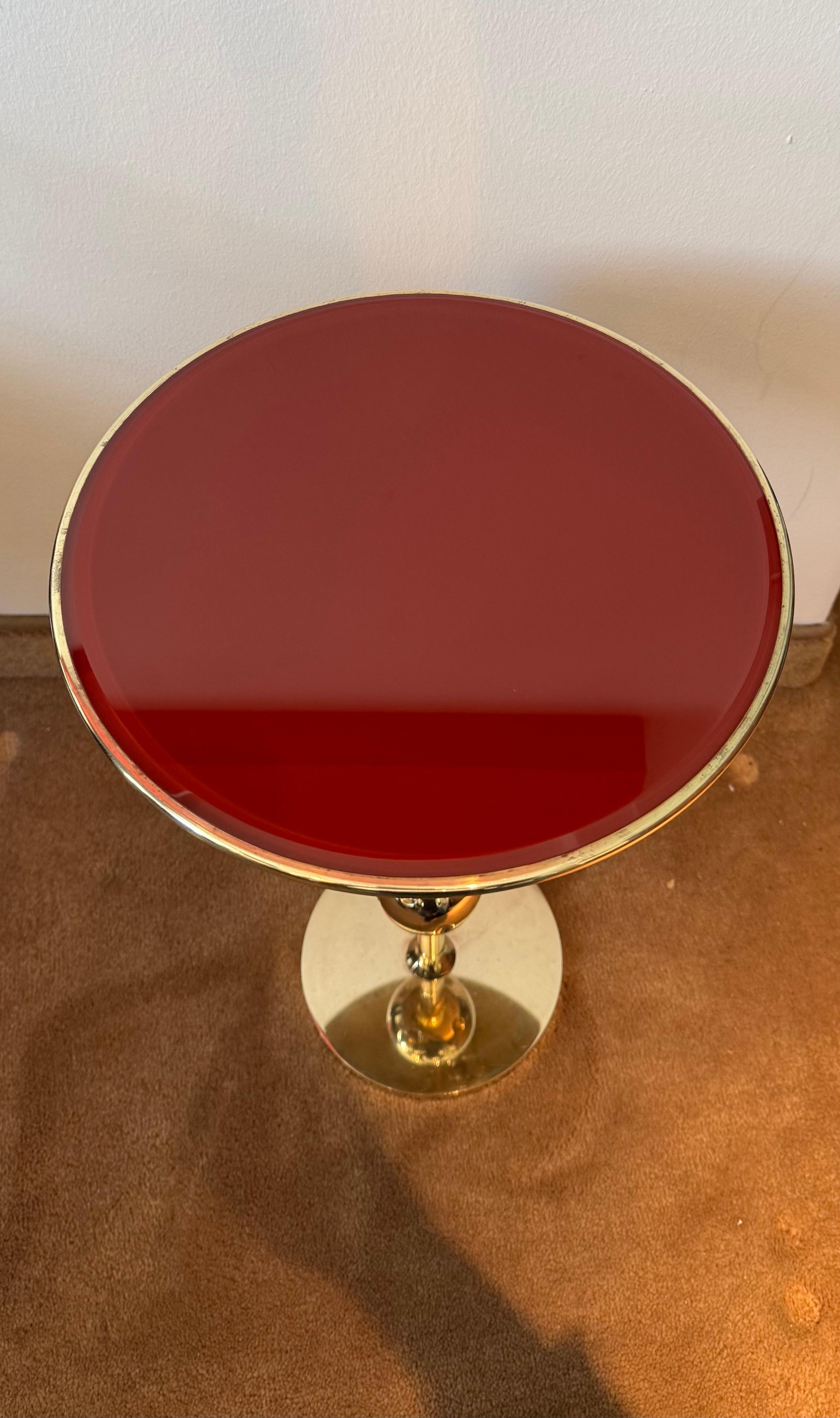 Rare et magnifique table basse modèle T1 par Osvaldo Borsani pour Tecno.
Produit à quelques exemplaires vers 1950, Osvaldo Borsani ne l'a pas archivé. 
Sa fille l'a fait en 1990, mais en métal chromé et non en laiton.
La partie supérieure est en