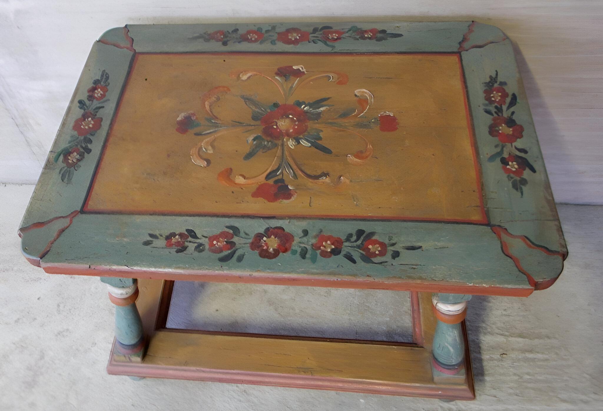 Small painted coffee table.
Good for furnishing, with small drawer.
Decorated on a green/blue background with floral motifs on the top.

Reference measurements at the frame.

More pictures and information at customer's request.
