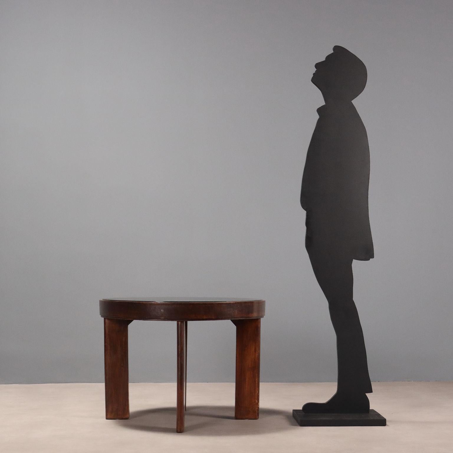 Table centrale, bois de hêtre teinté et plateau en verre opalin noir. Bon état, quelques marques sur le verre.