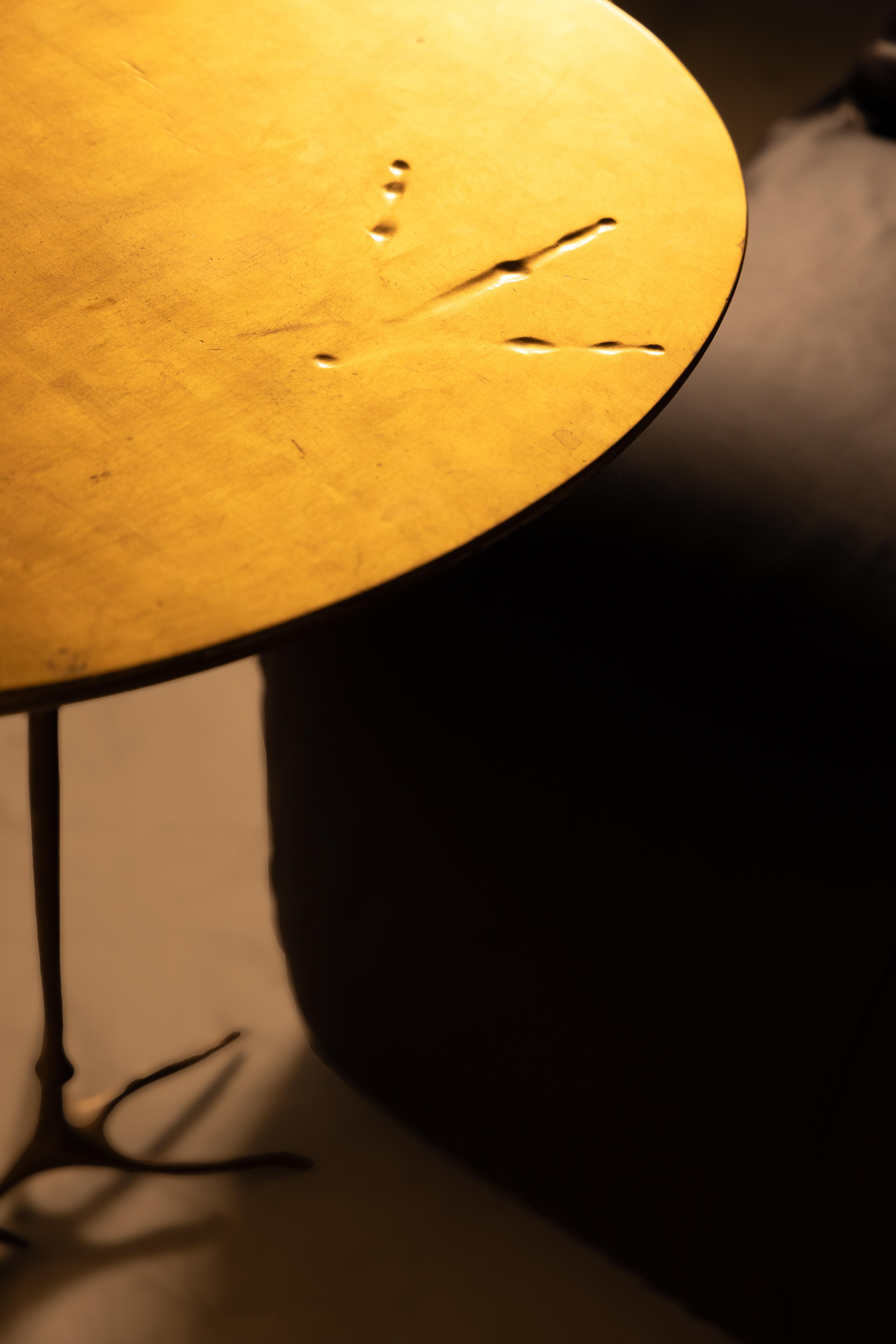 Table basse Traccia, Meret Oppenheim, Simon, Italie, 1972  
Table basse surréaliste iconique avec plateau ovale en tôle d'or gaufrée, soutenu par deux pieds d'oiseau en bronze moulé. Conçue en 1939 et produite par Simon à partir de 1972, elle fait