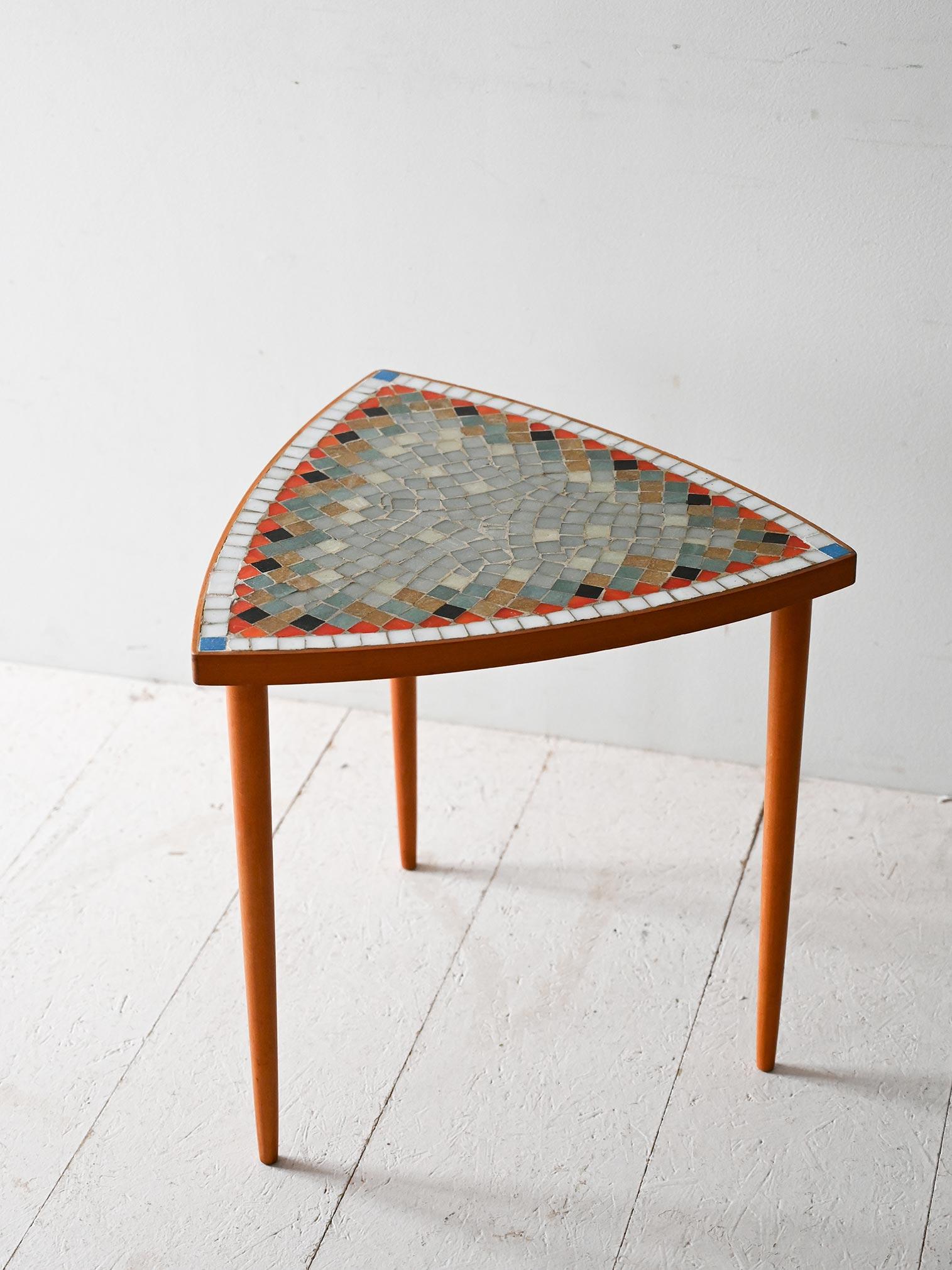 Scandinavian 1960s triangular coffee table with mosaic top In Good Condition For Sale In Brescia, IT
