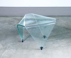 Mesita «Triangolo», diseño de RIMADESIO, de cristal curvado y biselado. 1990s