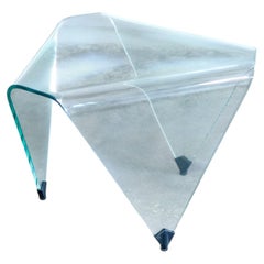 Mesita «Triangolo», diseño de RIMADESIO, de cristal curvado y biselado. 1990s